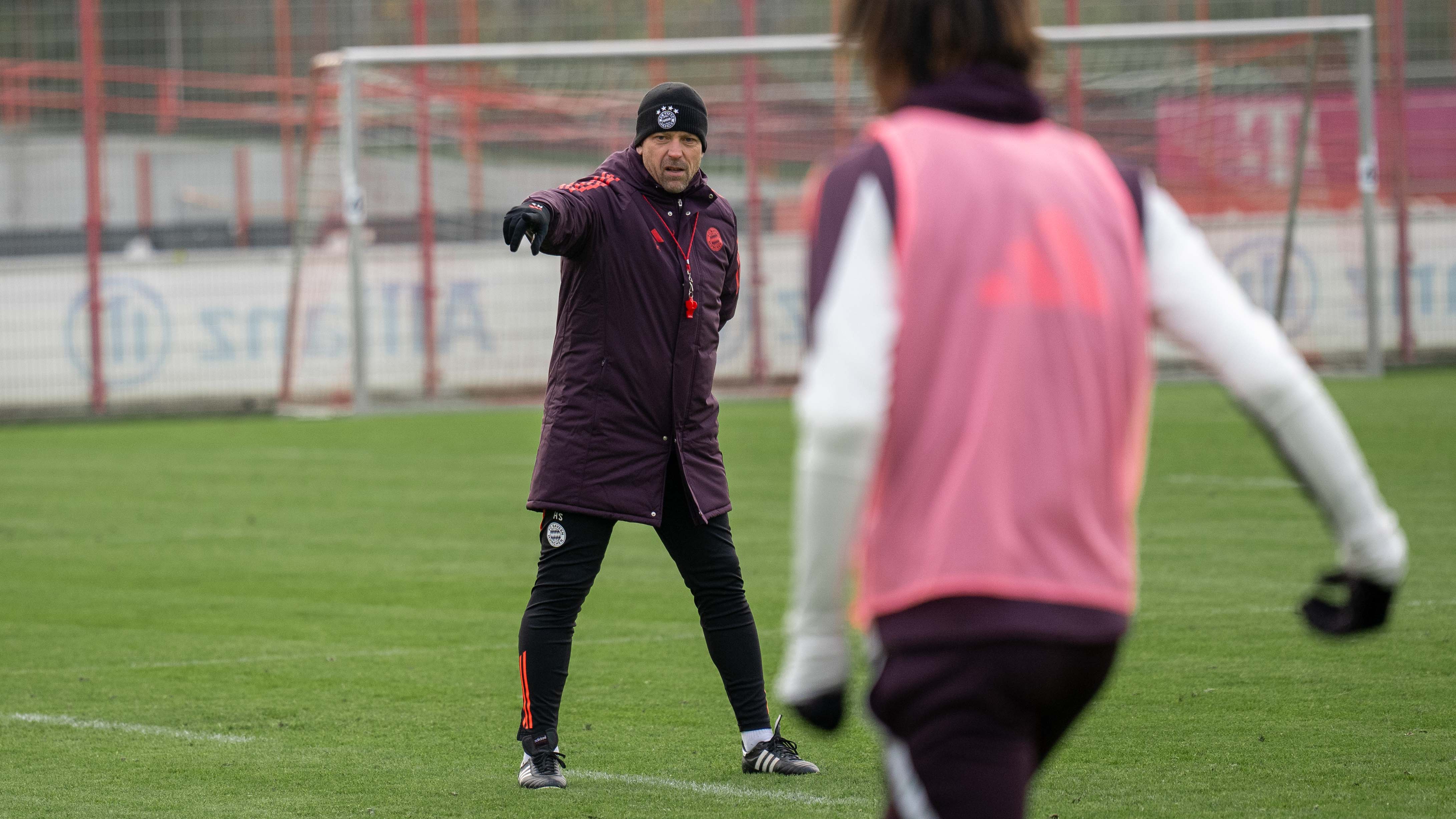 Cheftrainer Holger Seitz im Training der FC Bayern Amateure