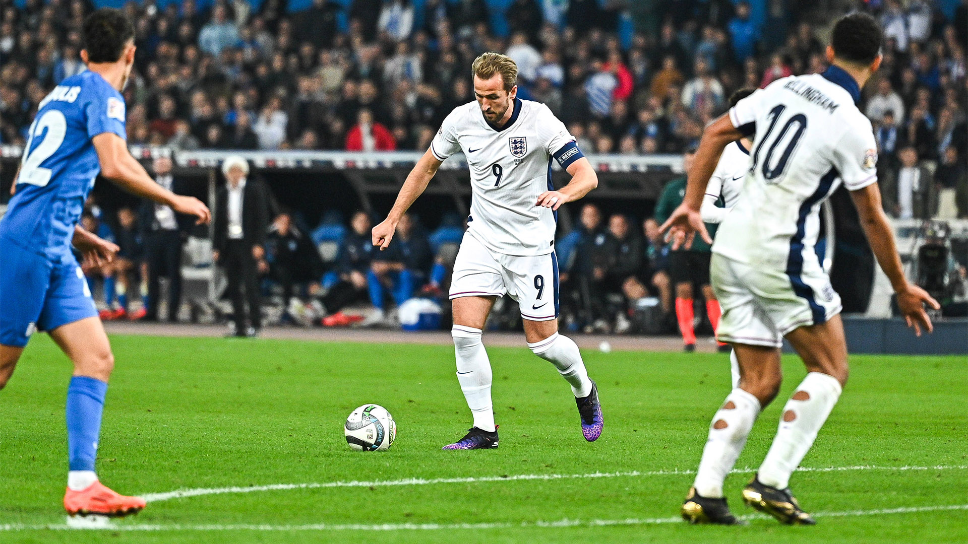 Harry Kane remata a puerta durante el duelo contra Grecia.