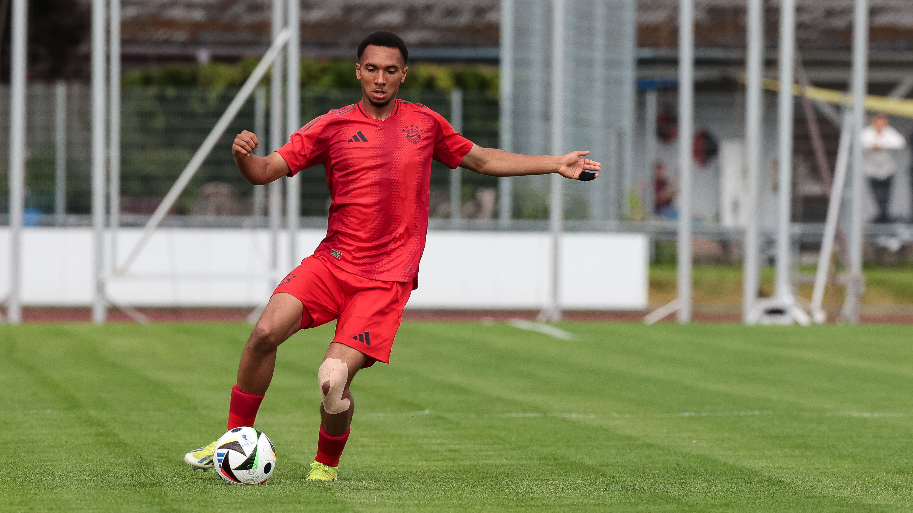 Vincent Manuba, Außenverteidiger FC Bayern Amateure, am Ball.