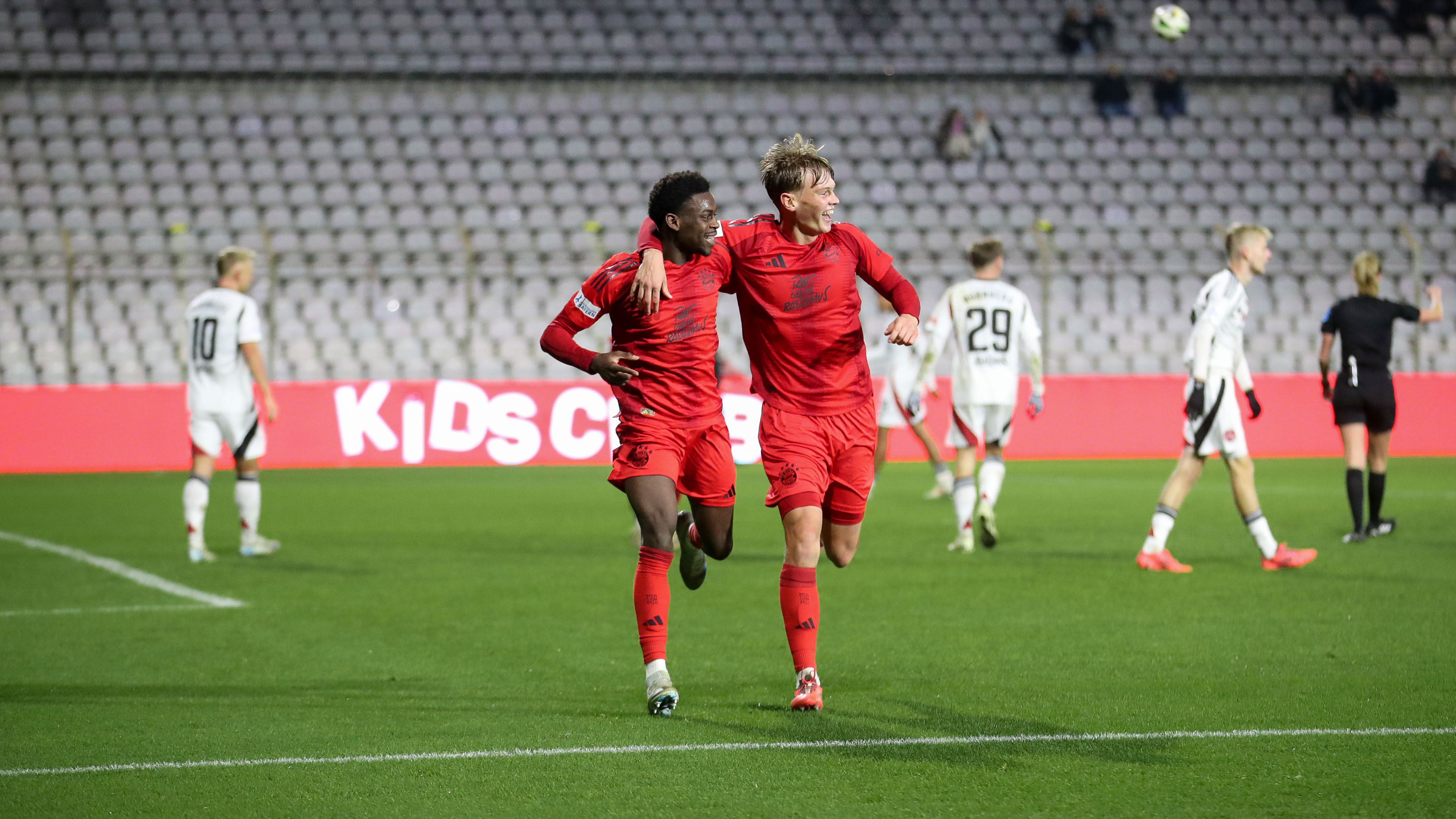 Noel Aseko und Samuel Unsöld bejubeln den Treffer zum 3:0