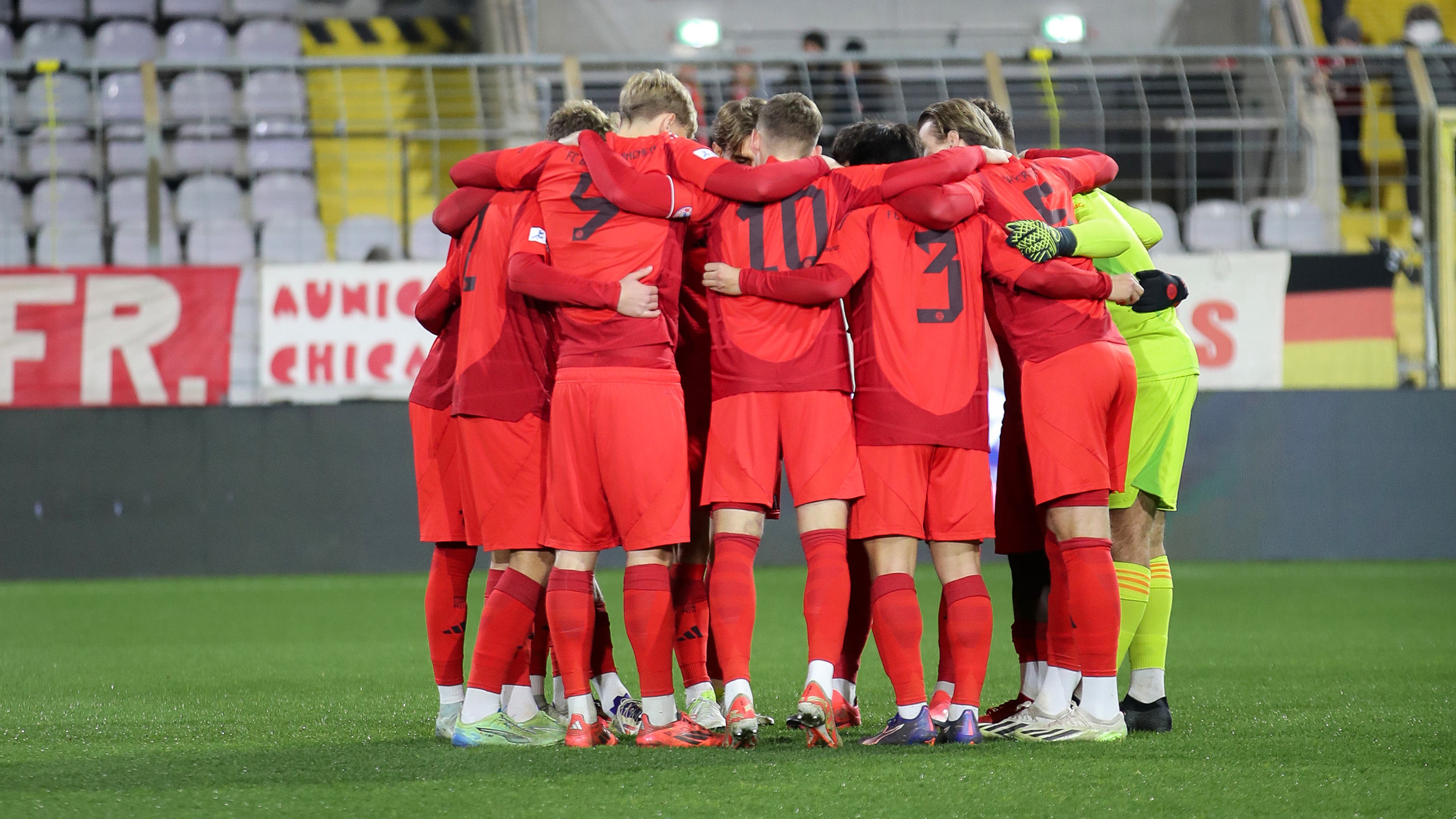 Mannschaftskreis der FC Bayern Amateure vor dem Spiel gegen Nürnberg II.