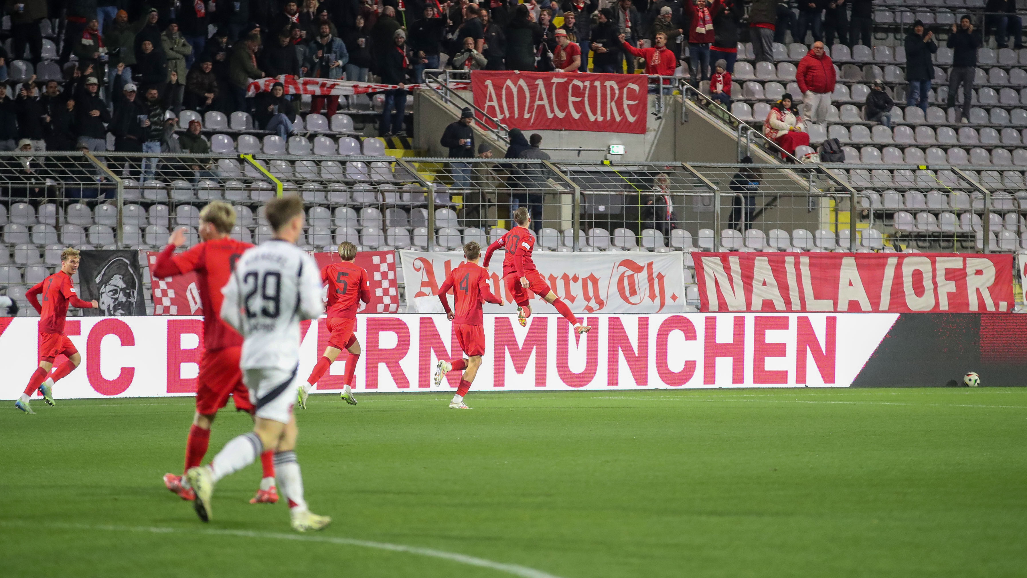 Timo Kern läuft vor die Fankurve der FC Bayern Amateure um sein Tor zu bejubeln.