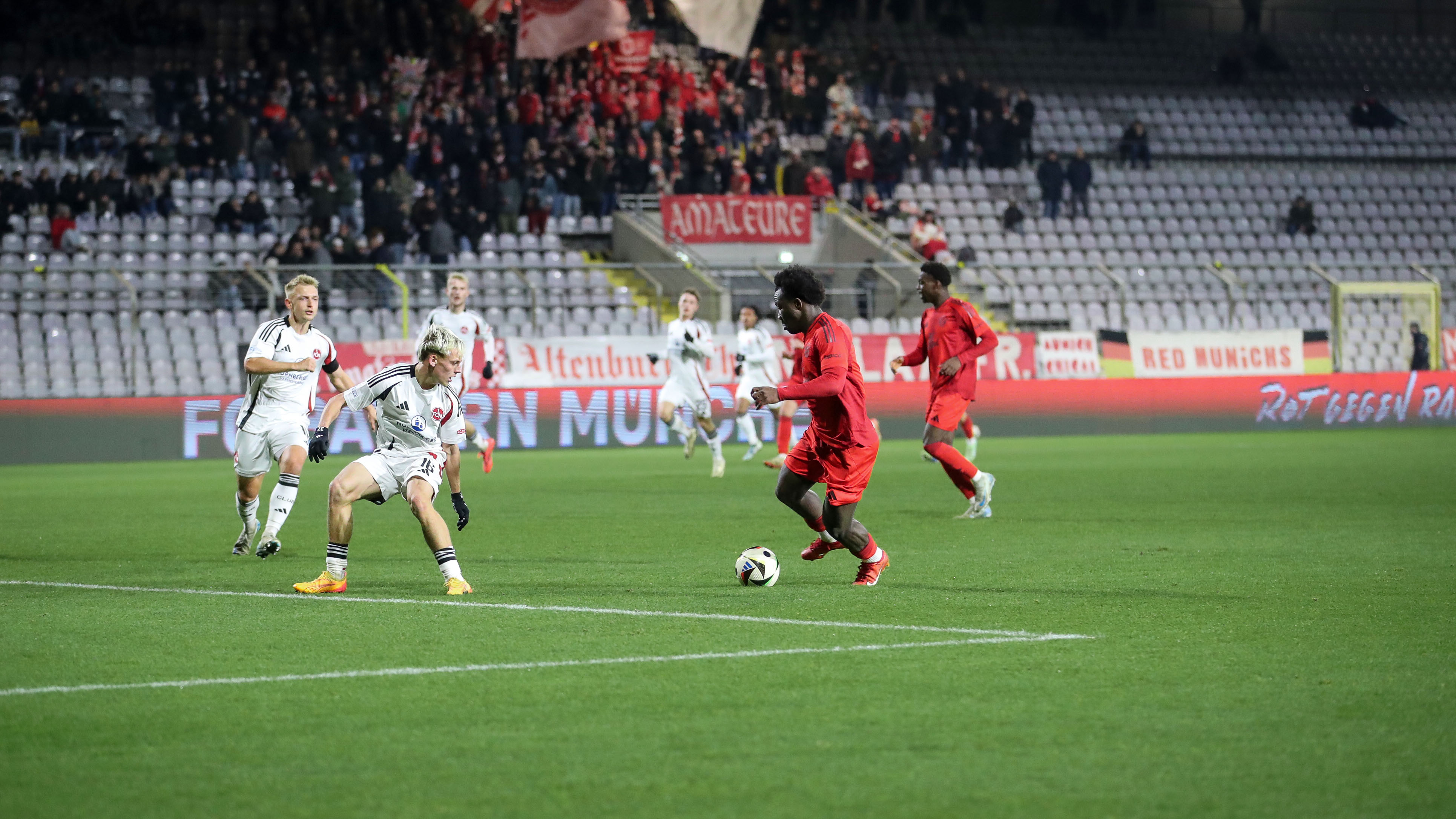 Nestory Irankunda von den FC Bayern Amateuren im Zweikampf.