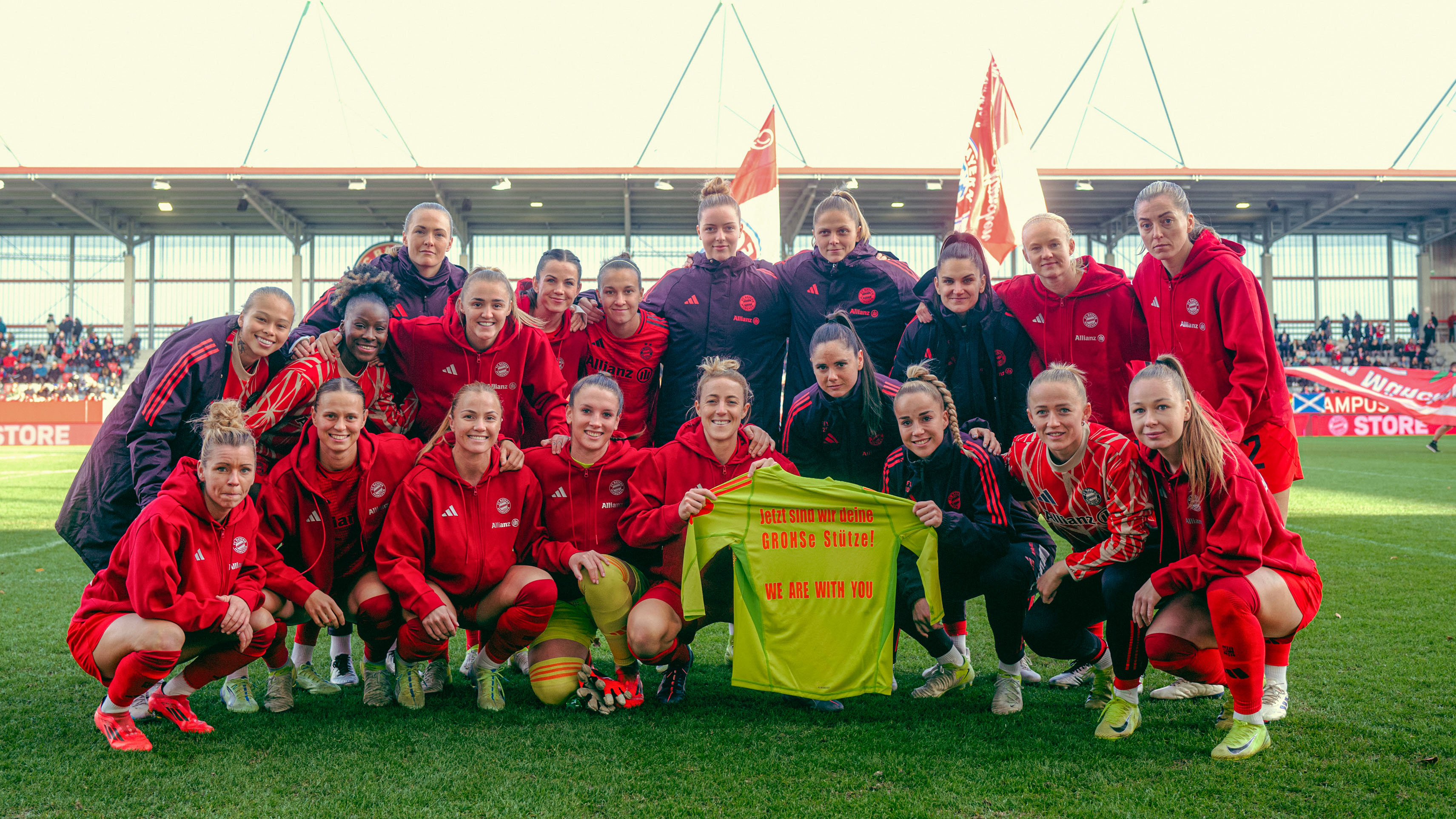 Das Team der FC Bayern Frauen mit einem Trikot für die erkrankte Torhüterin Mala Grohs.