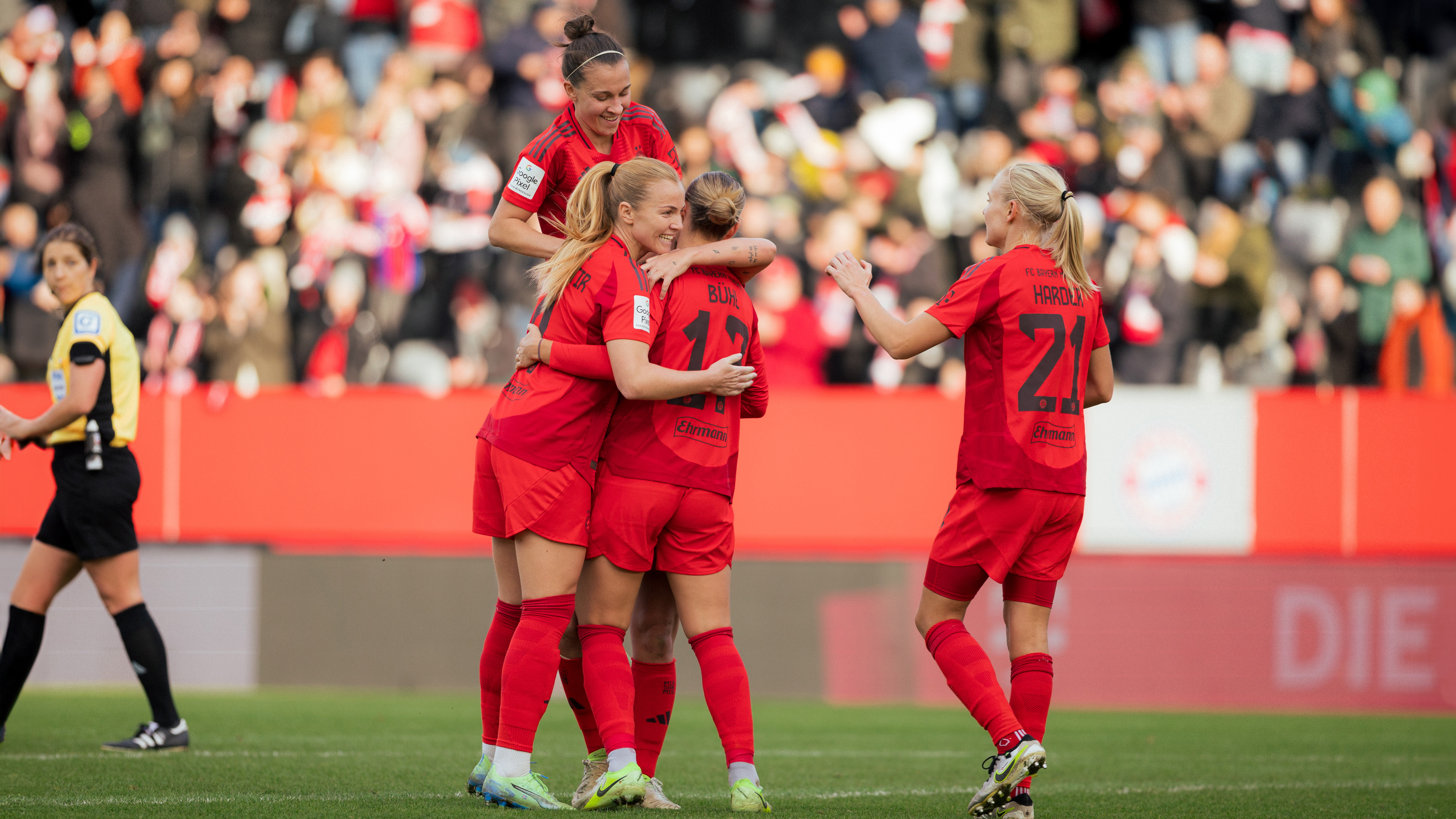 Viggósdóttir, Bühl, Zigiotti und Harder jubeln über den Sieg gegen den FC Carl Zeiss Jena.