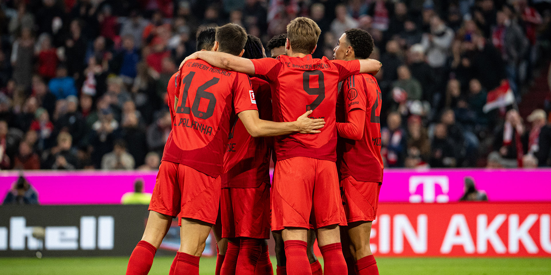 Spieler der FC Bayern bilden einen Kreis und feiern ein Tor in der Allianz Arena