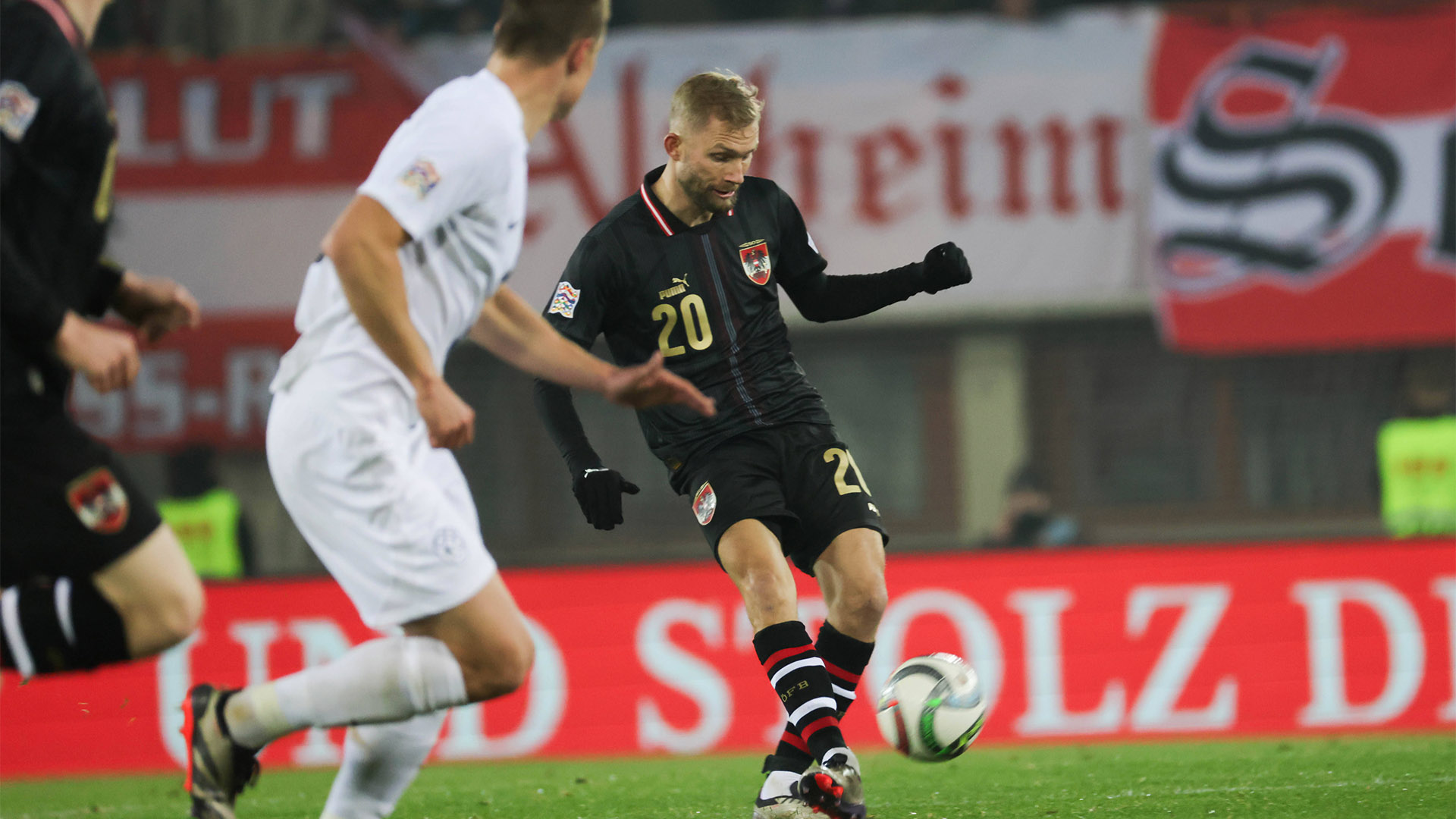 Konrad Laimer realiza un pase durante el partido internacional entre Austria y Eslovenia.