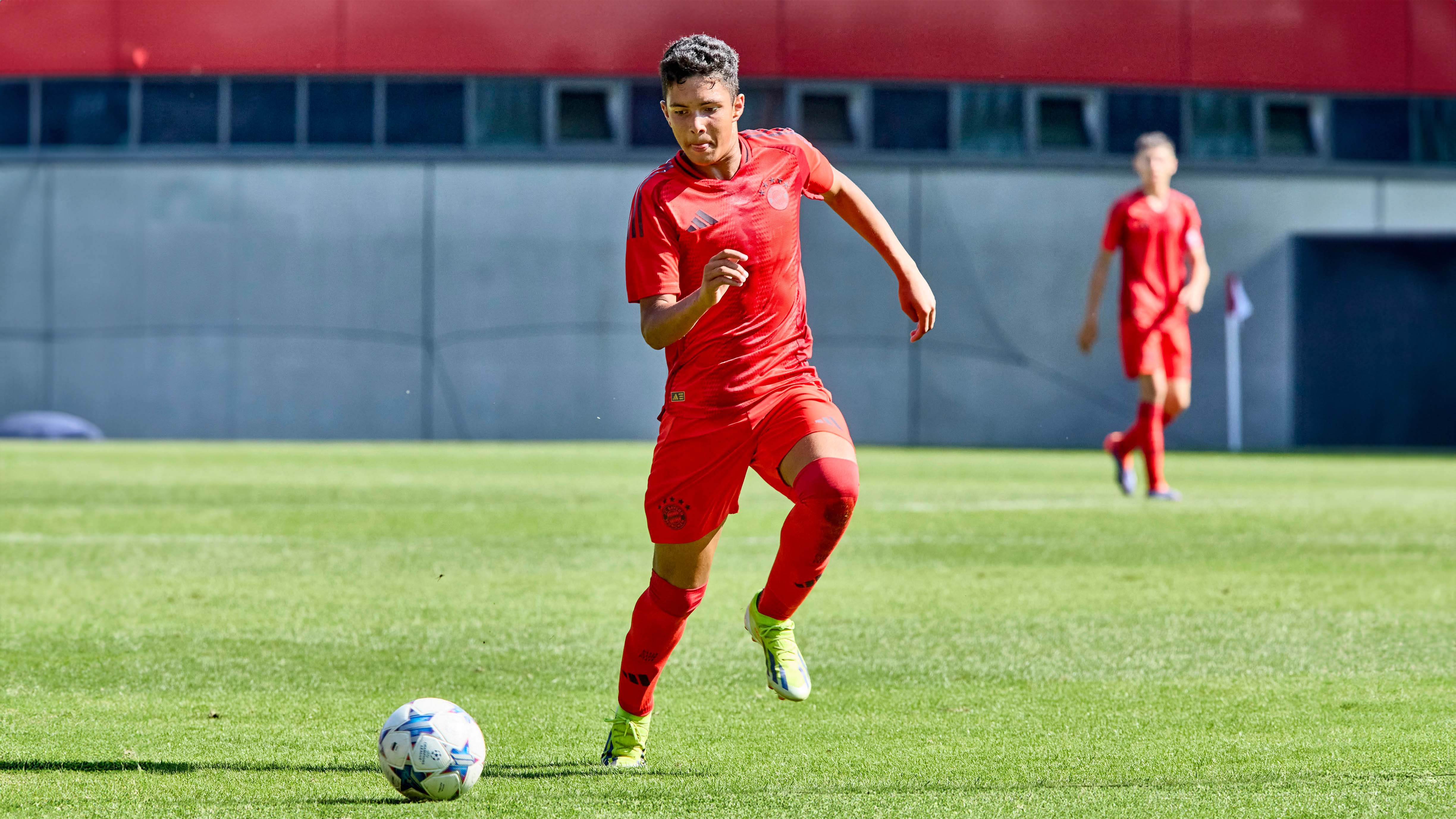 Ein Spieler der FC Bayern U15 mit dem Ball am Fuss.