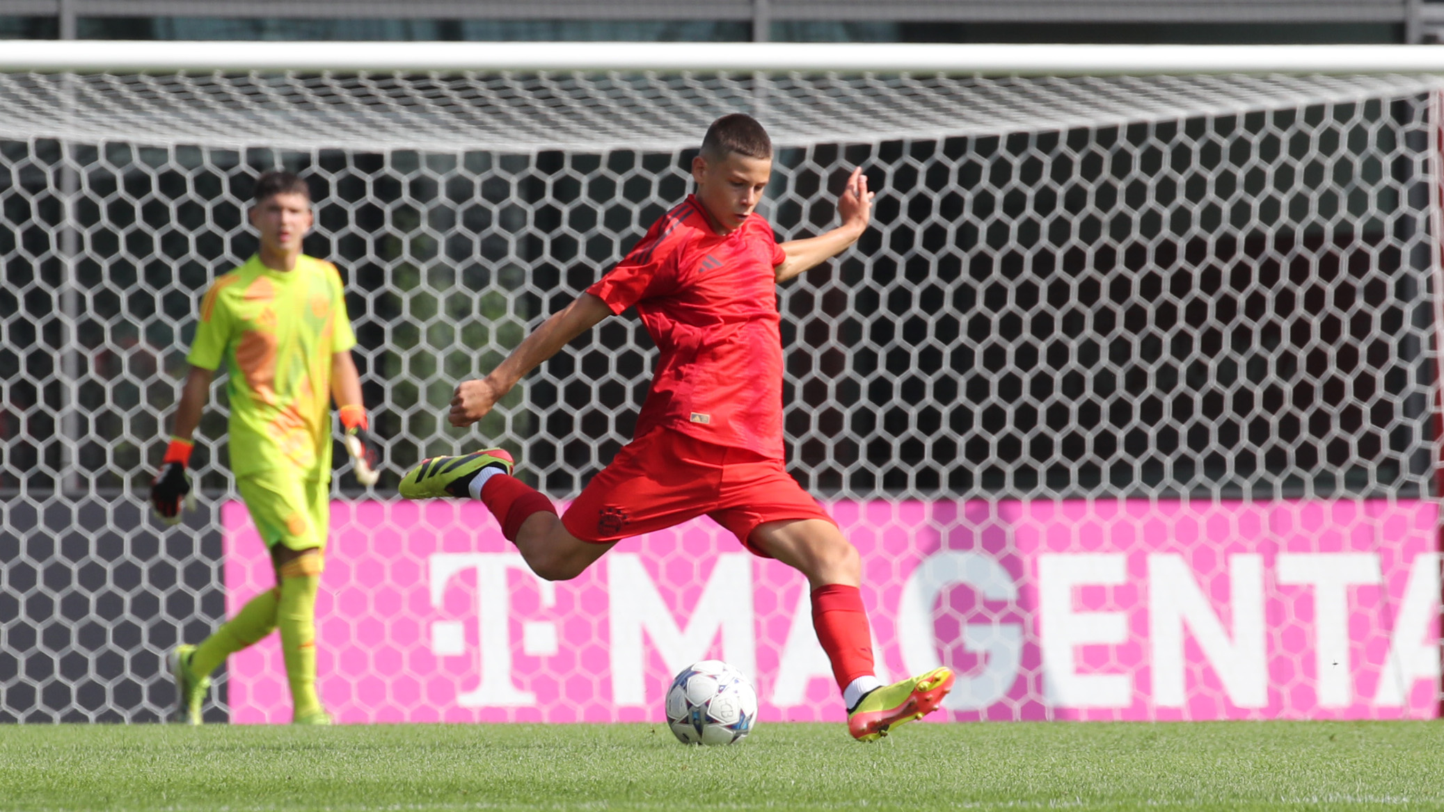 Ein Spieler der FC Bayern U15 beim Torabschluss.