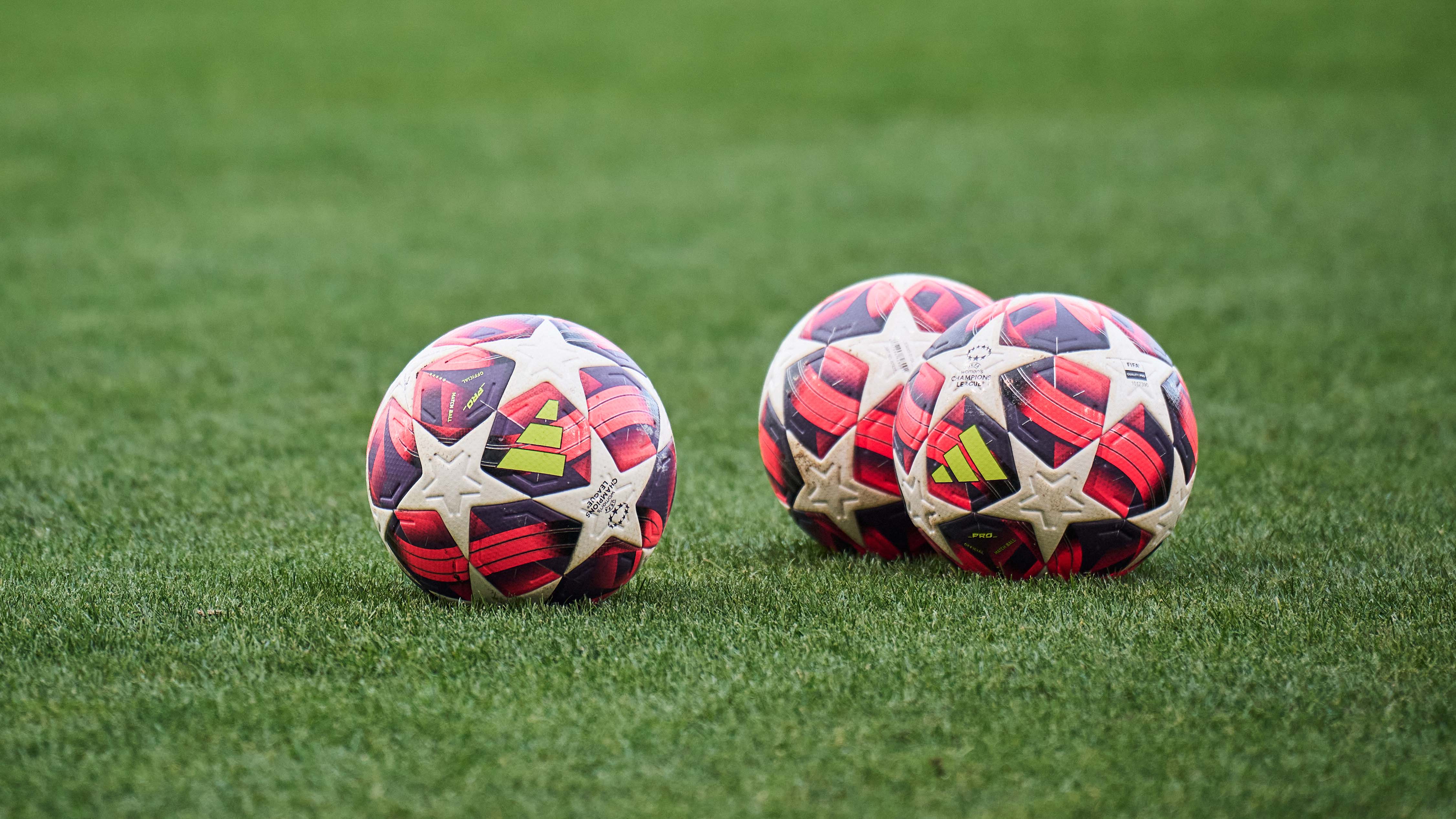 Spielbaelle der UWCL auf dem Rasen des FC Bayern Campus