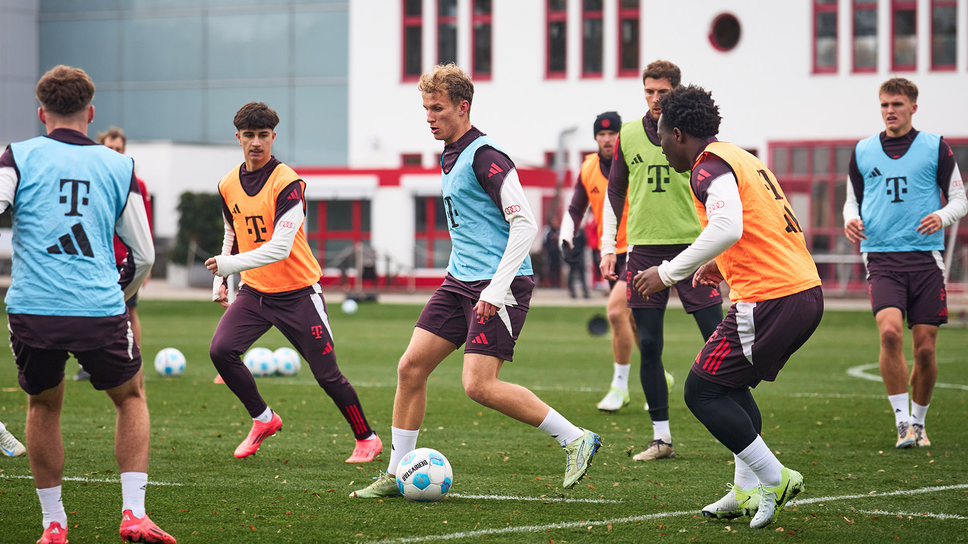 08-training-fcbayern-241118_mel