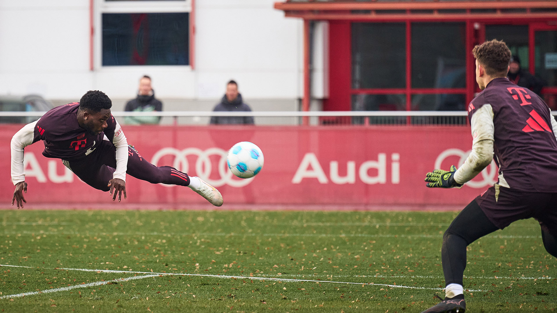 10-training-fcbayern-241118_mel