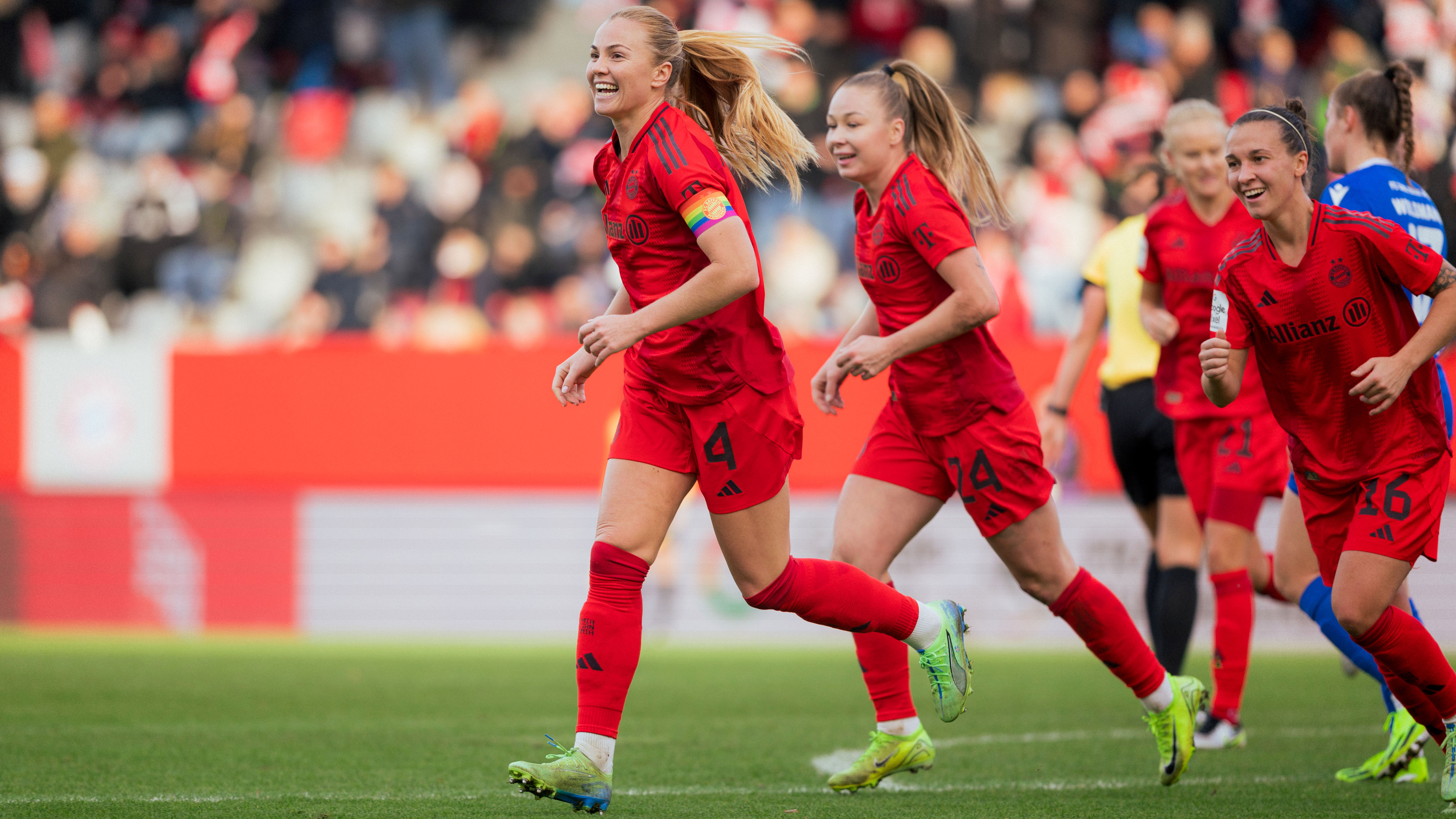 Glodis Viggósdóttir im Spiel der FC Bayern Frauen gegen FC Carl Zeiss Jena.