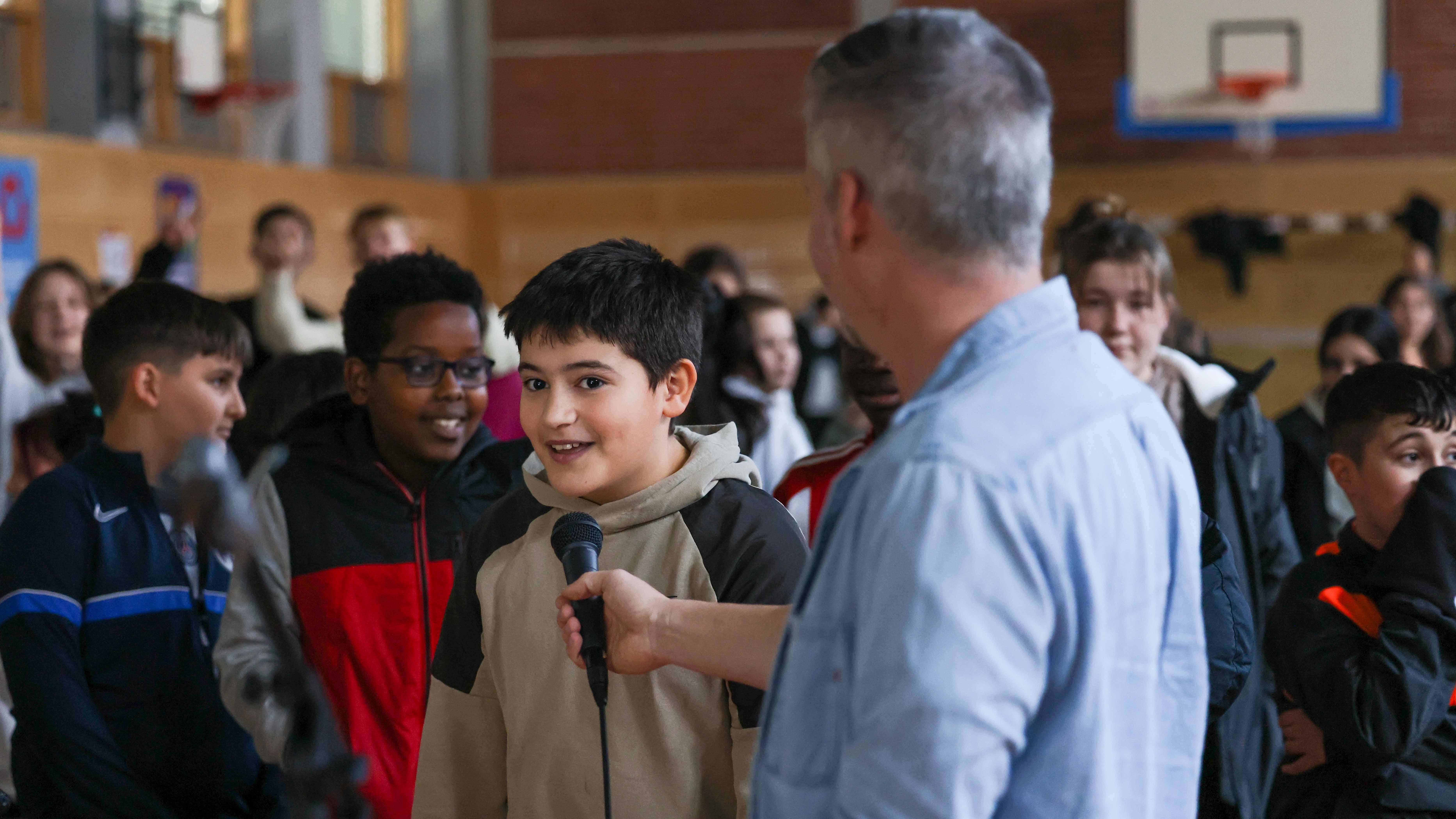 Eine Junge der Mittelschule an der Perlacher Strasse spricht ins Mikrofon.