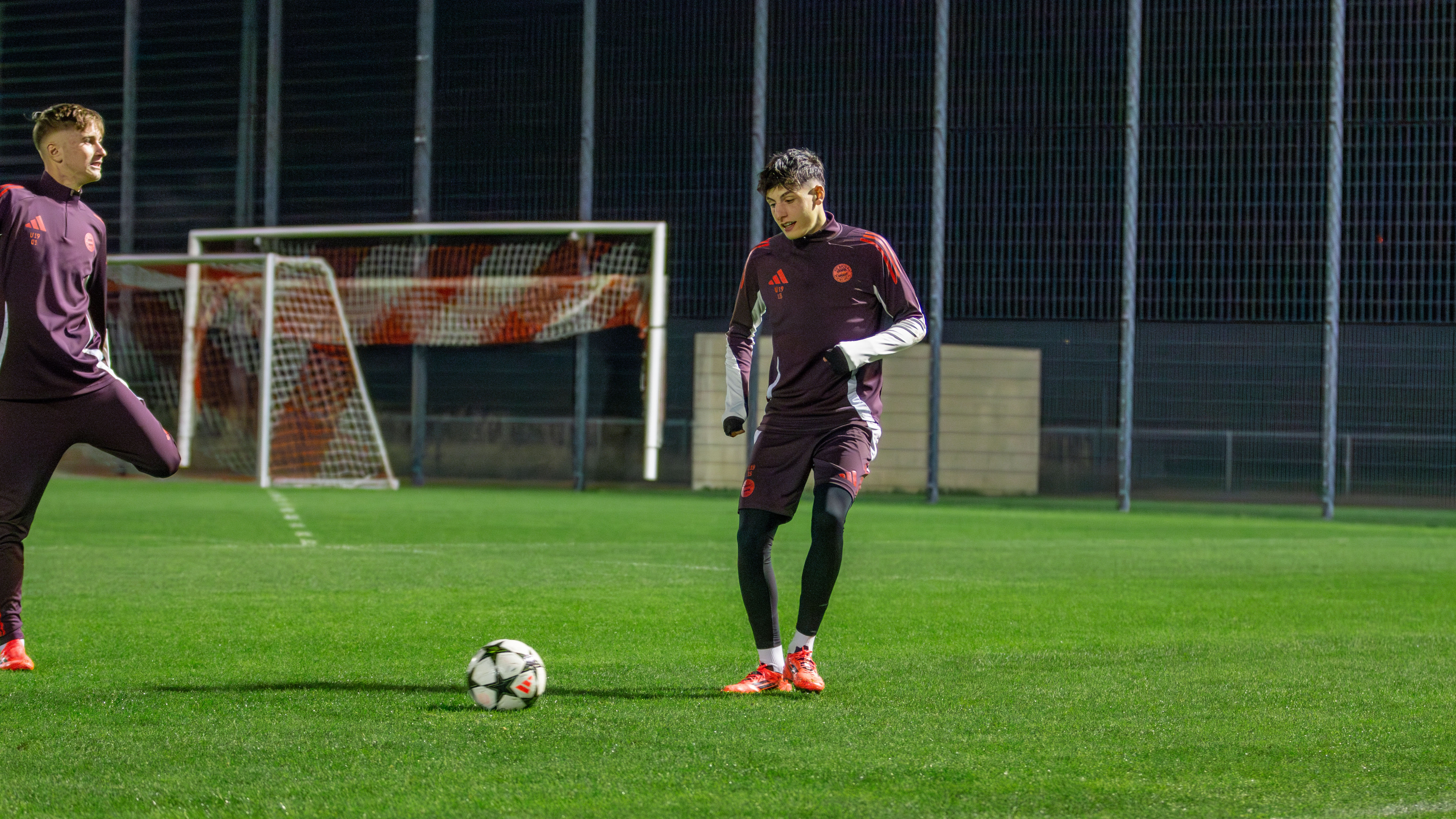 U19 Spieler Deniz Ofli im Training am FC Bayern Campus