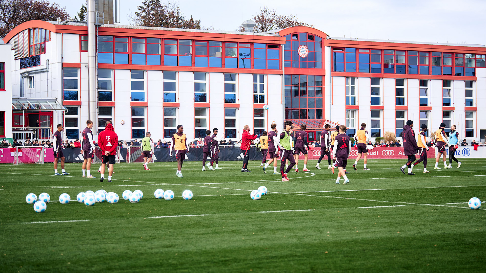 02-oeffentliches-training-fcbayern-241119_mel