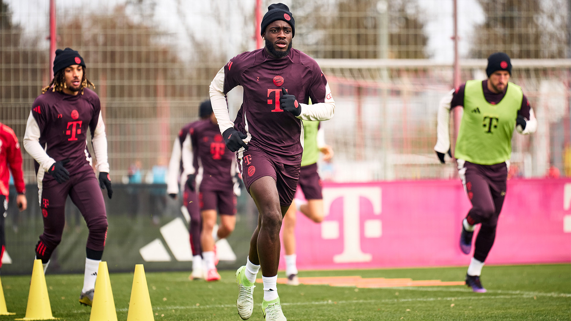 03-oeffentliches-training-fcbayern-241119_mel