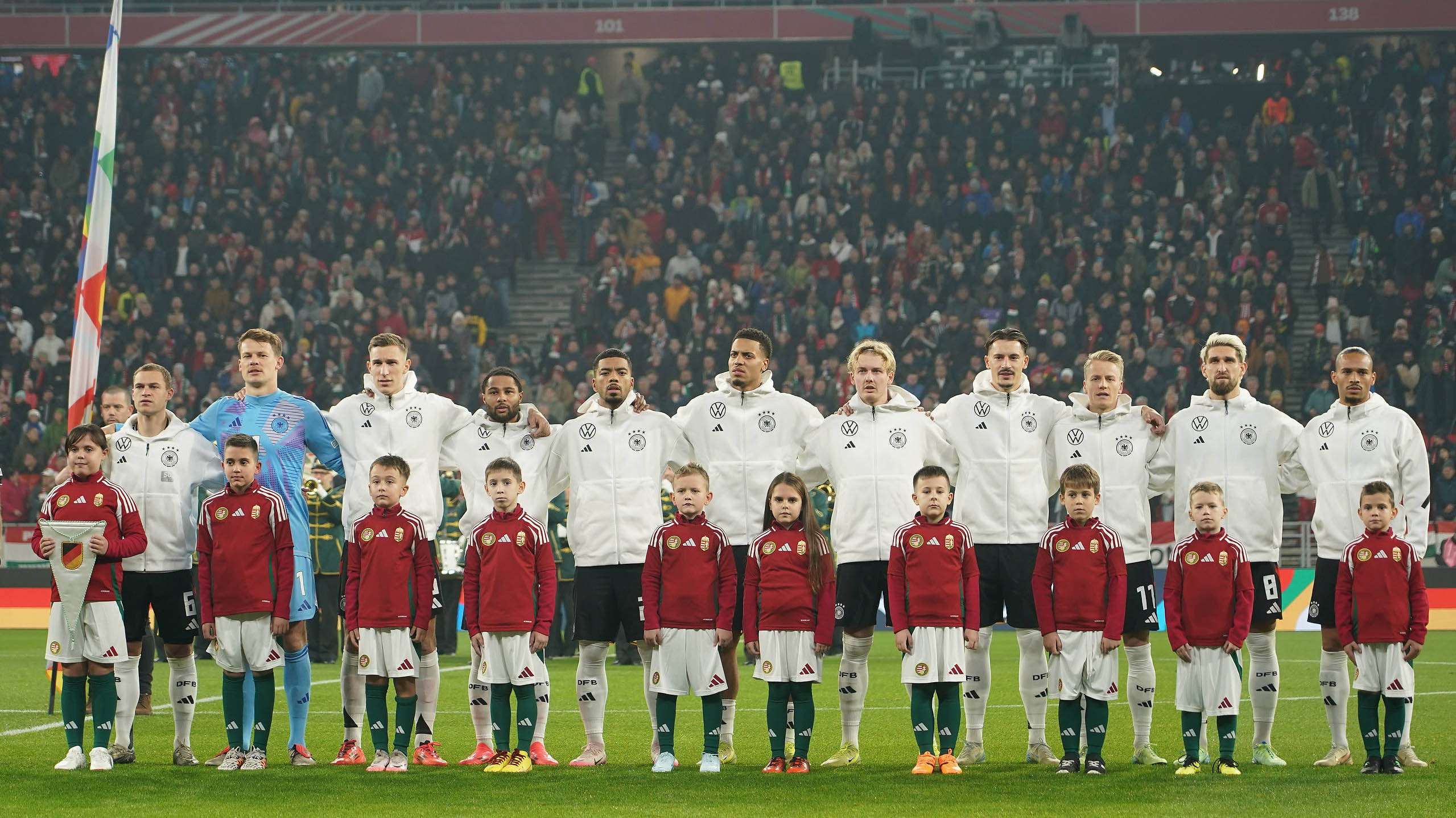 Die deutsche Startelf bei der Hymne gegen Ungarn.