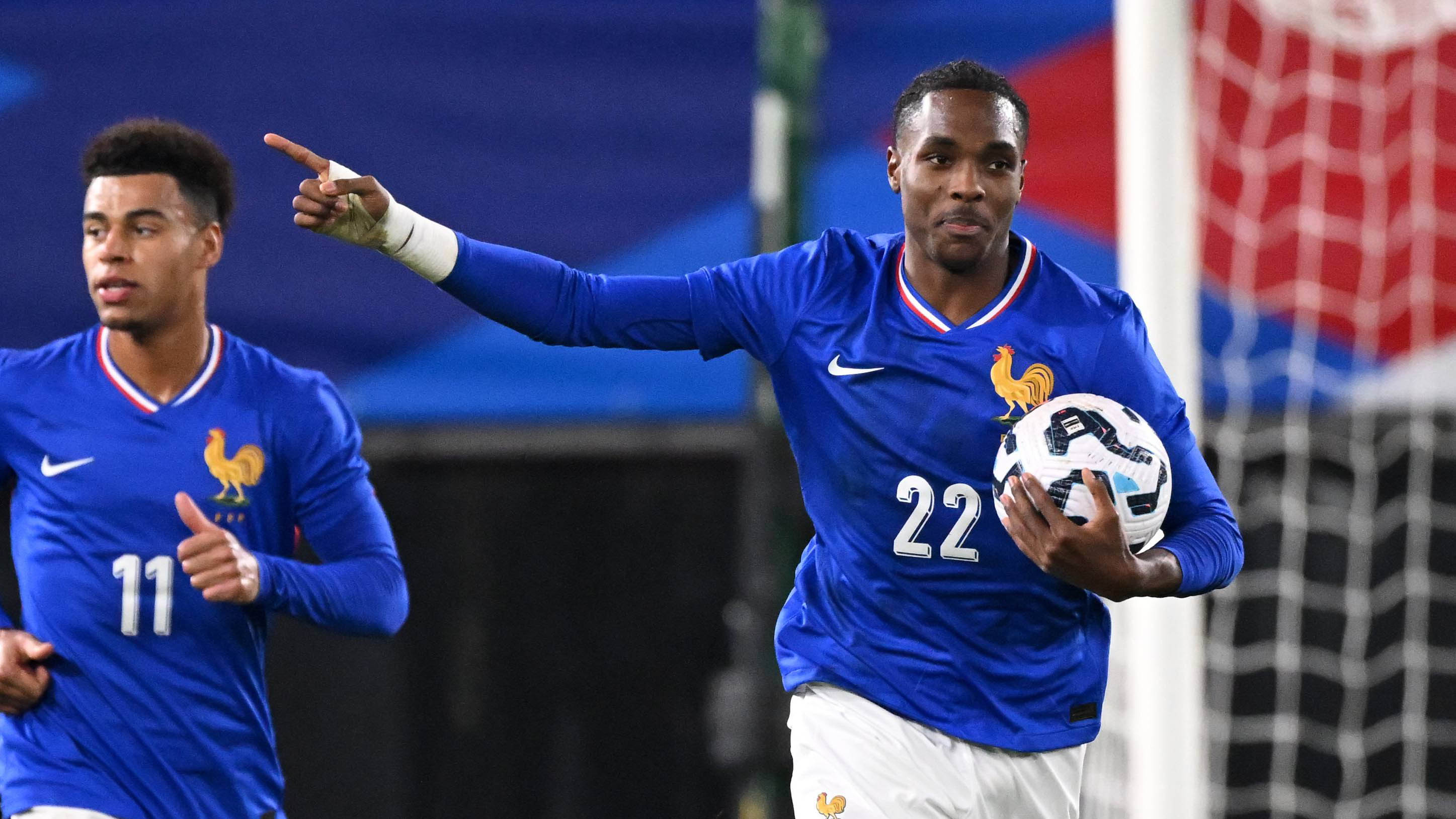 Mathys Tel jubelt nach seinem Tor für die französische U21-Nationalmannschaft mit Désiré Doué.