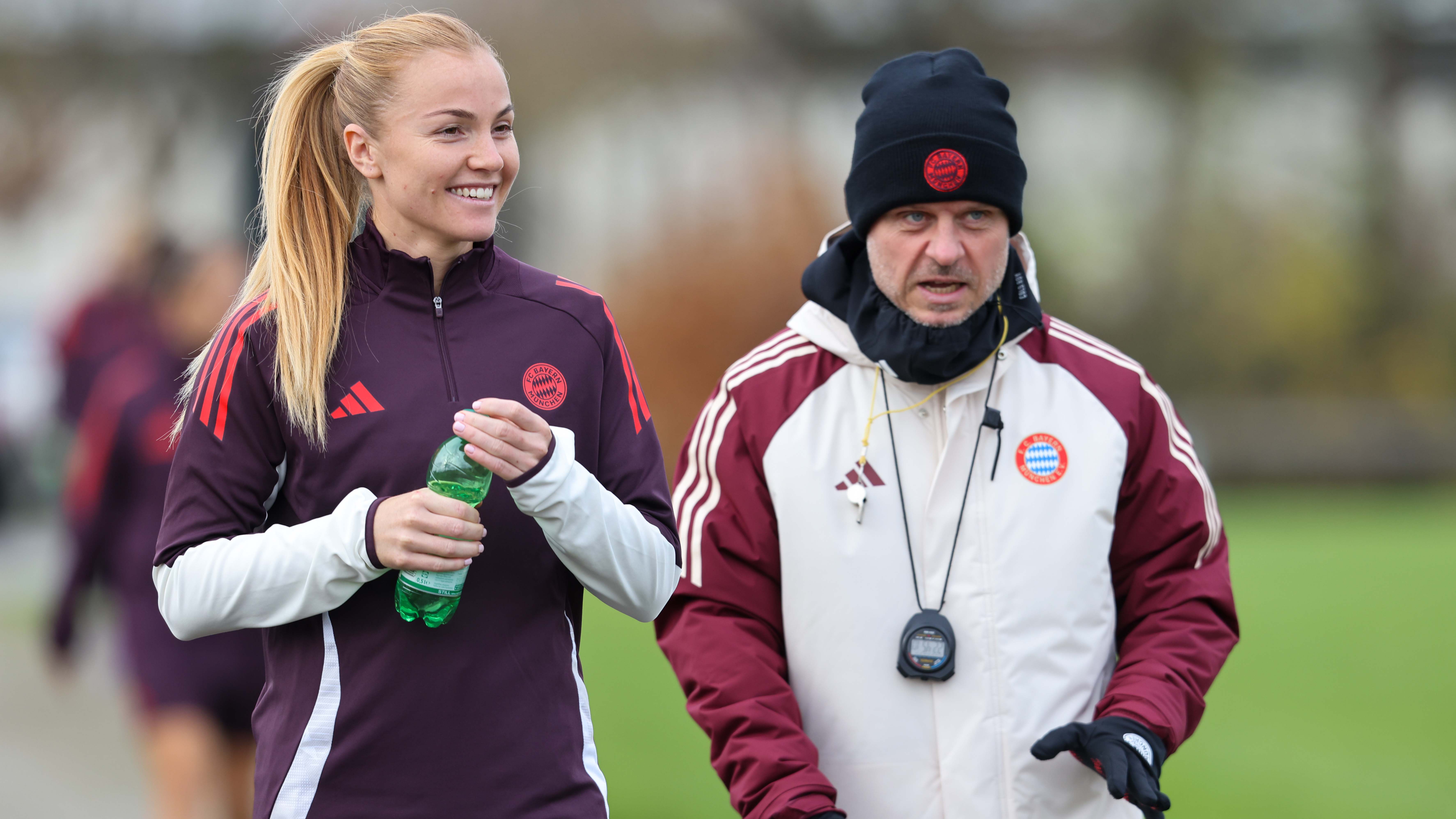 Glódís Viggósdóttir and Alexander Straus at an FC Bayern Women training session.