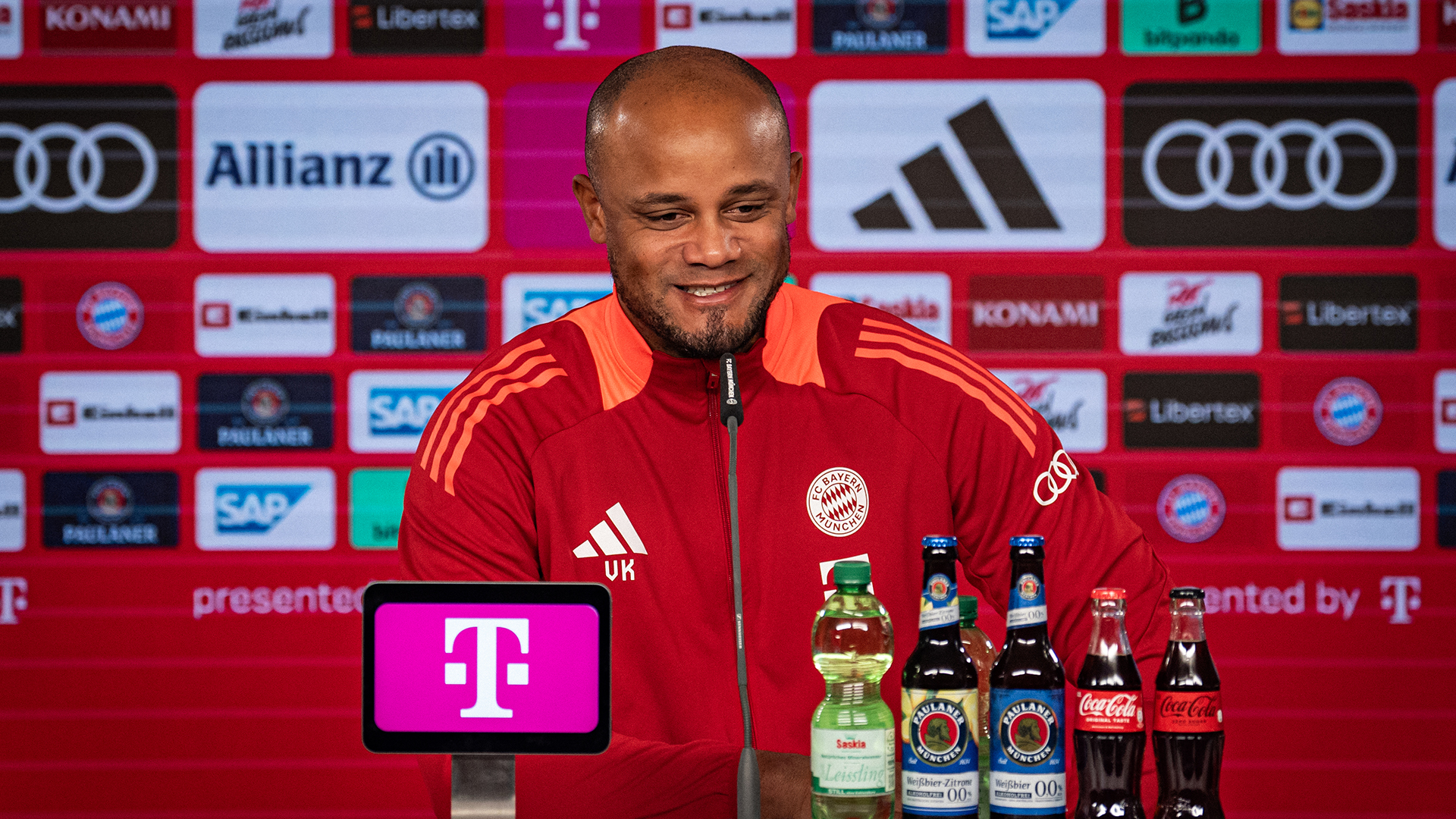 FC Bayern coach Vincent Kompany issues instructions in training