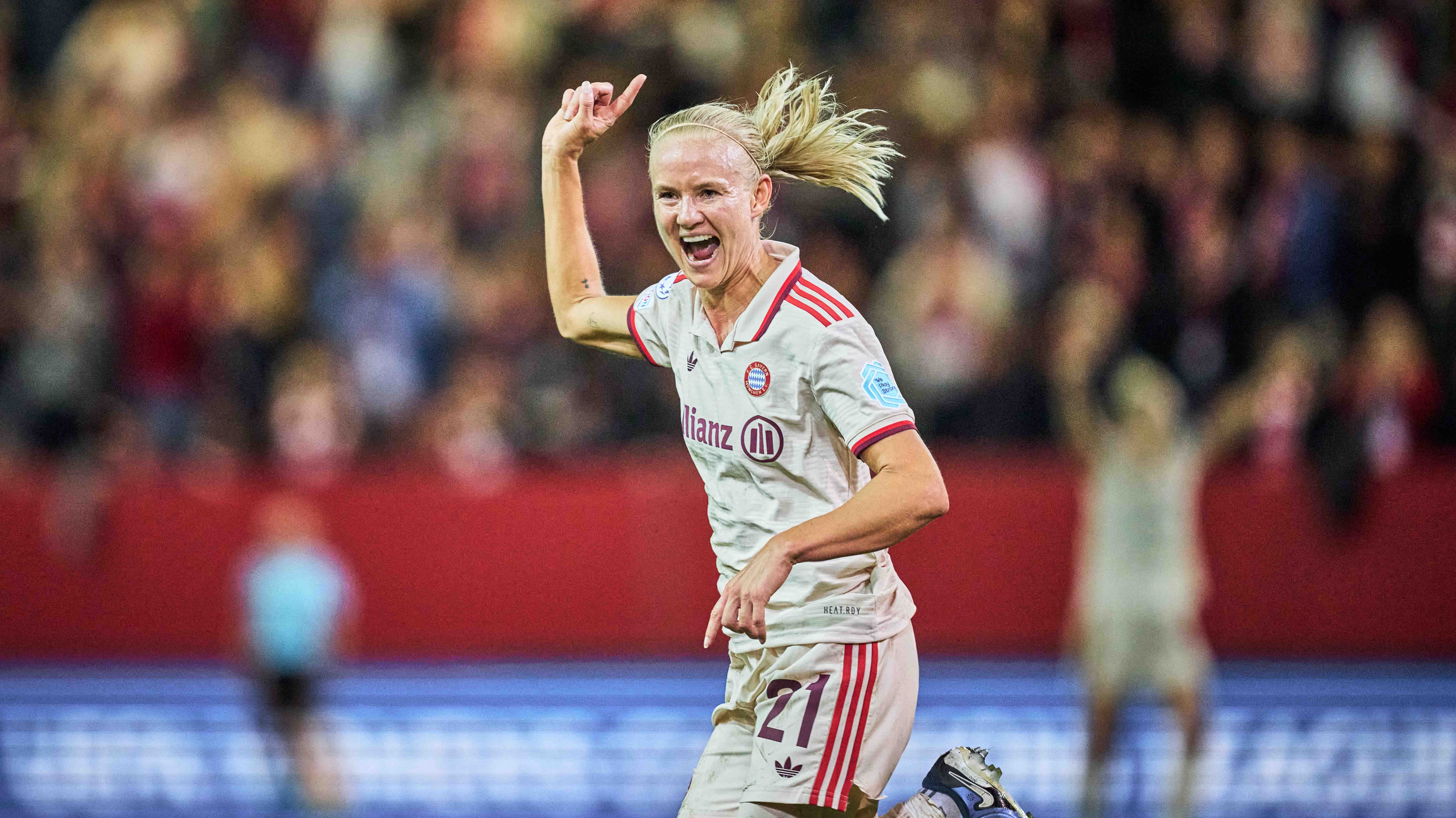 Pernille Harder von den FC Bayern Frauen jubelt nach einem Tor im Spiel gegen den FC Arsenal.