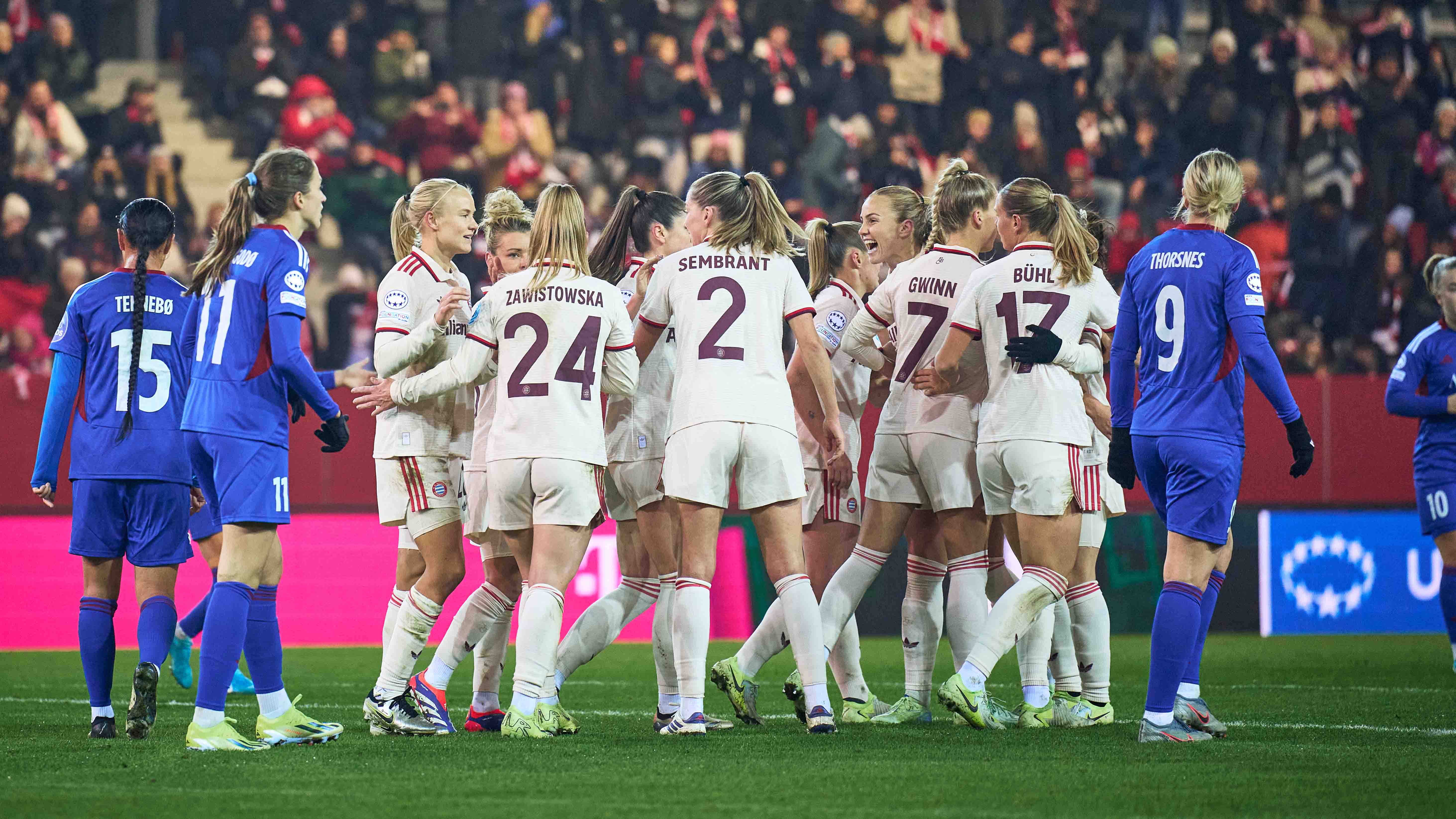 Die FC Bayern Frauen jubeln nach einem Tor gegen Vålerenga Oslo.