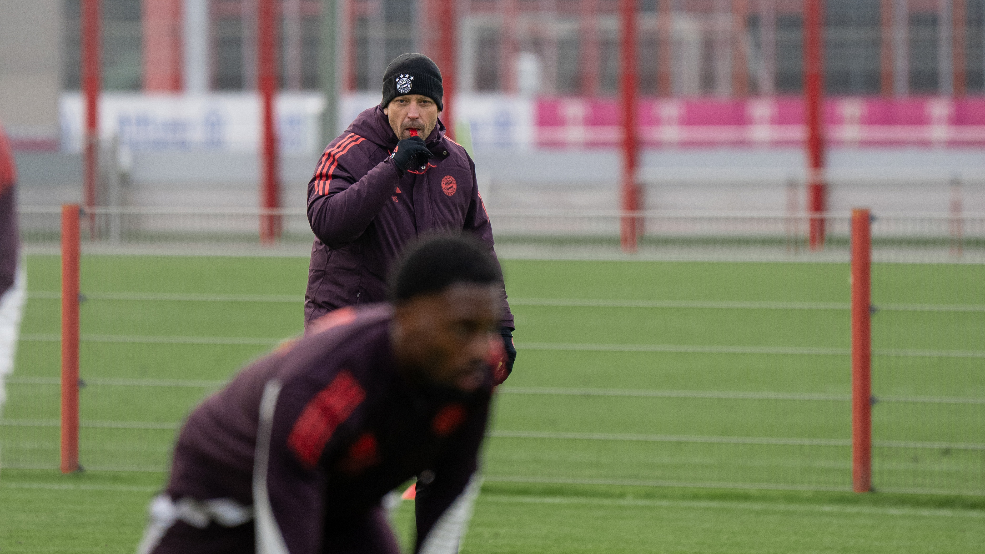 Cheftrainer Holger Seitz im Training der FC Bayern Amateure.