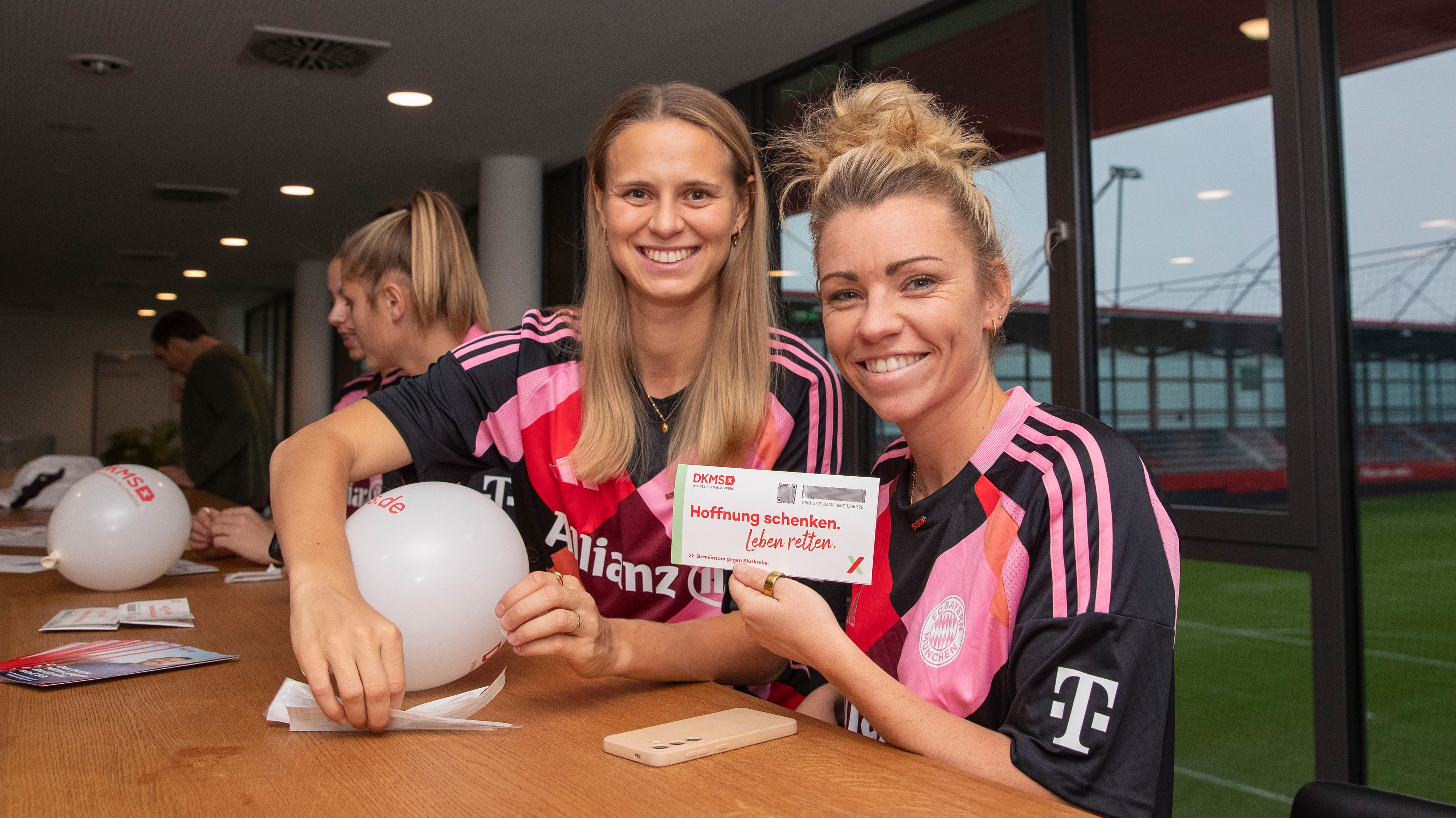 Die Frauenmannschaft des FC Bayern bei einer Typisierungsaktion der DKMS