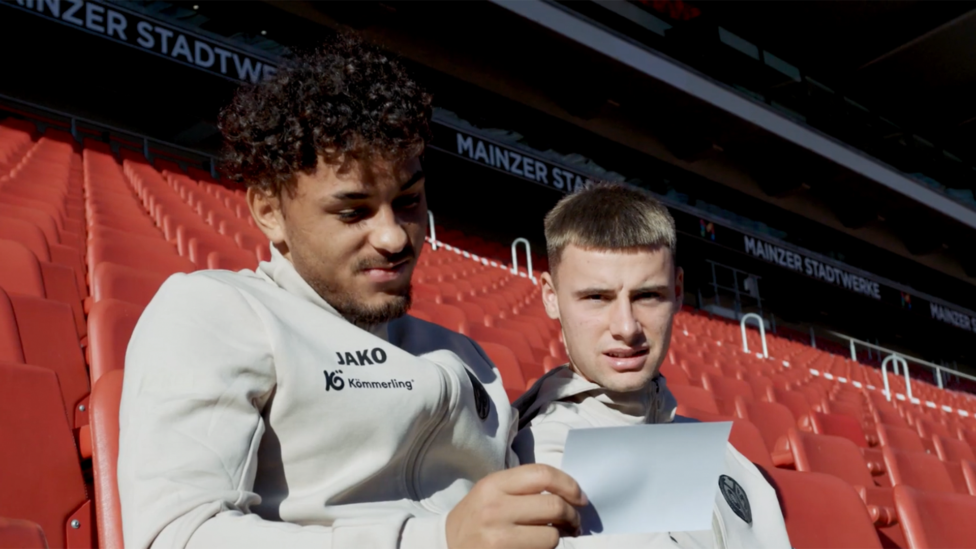 Armindo Sieb und Gabriel Vidovic auf der Tribüne des Mainzer Stadions