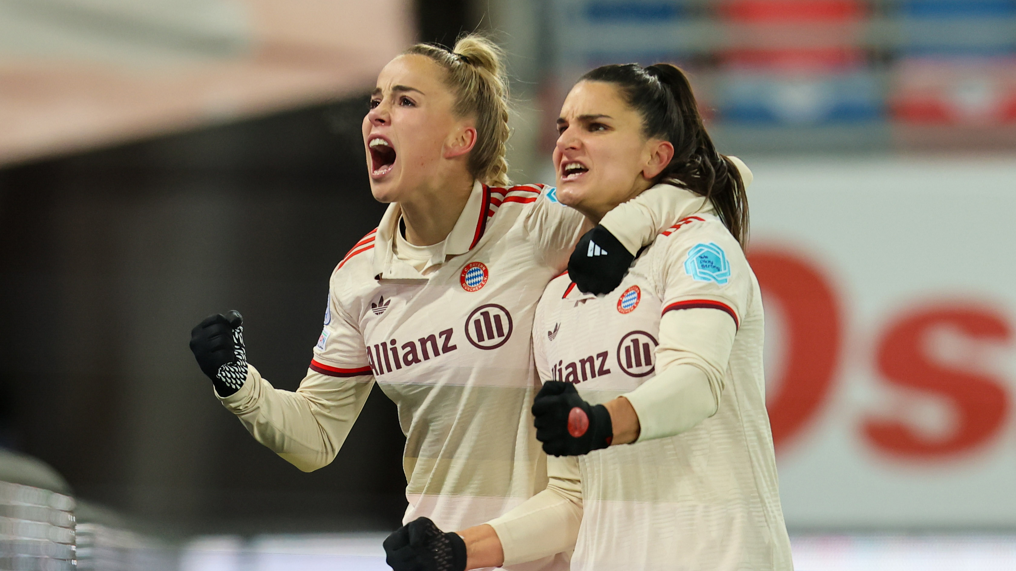 Giulia Gwinn und Jovana Damnjanovic bejubeln ein Tor im CL-Spiel.