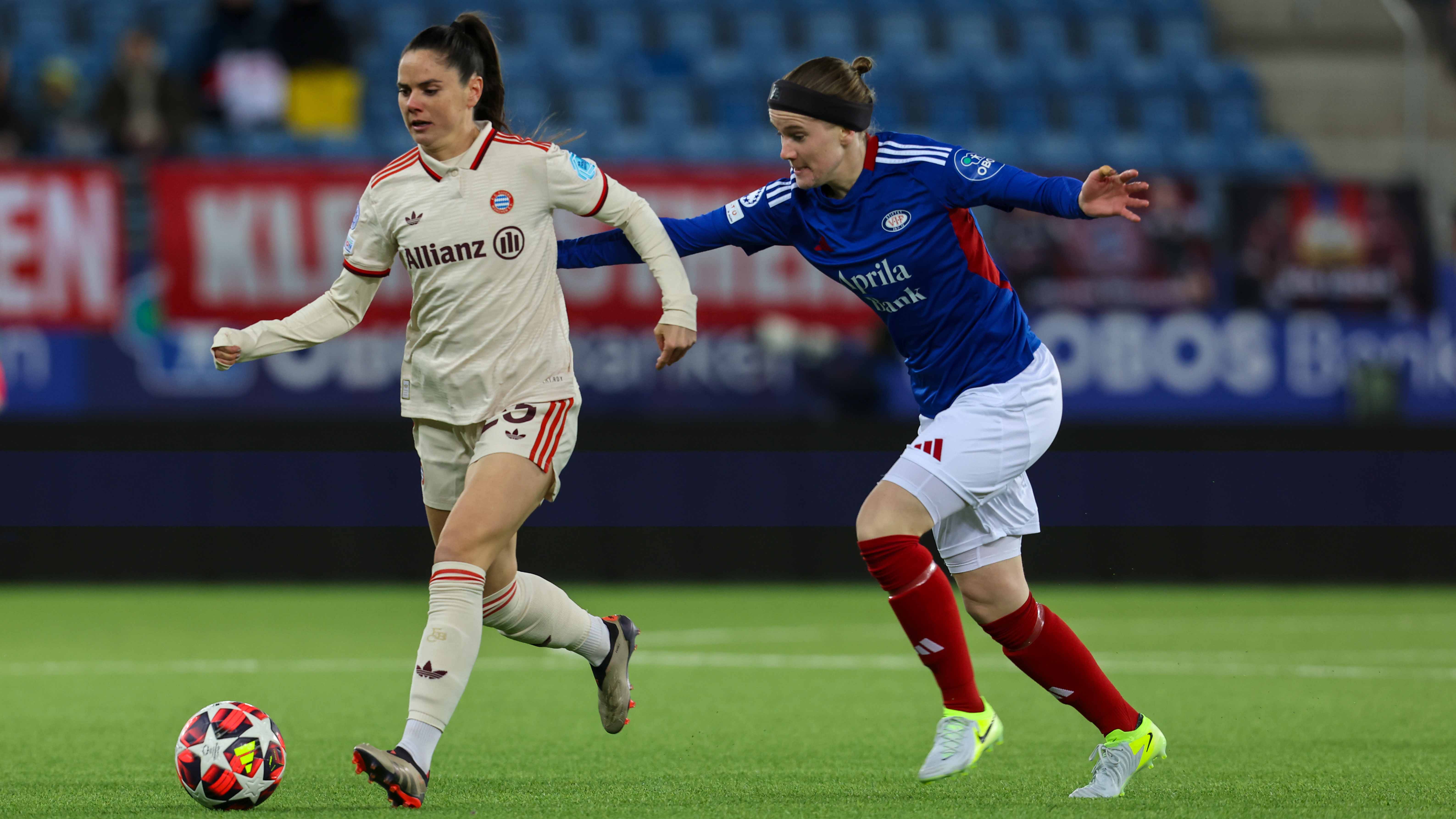 Sarah zadrazil im Auswärtsspiel der FC Bayern Frauen gegen Vålerenga Oslo im Zweikampf