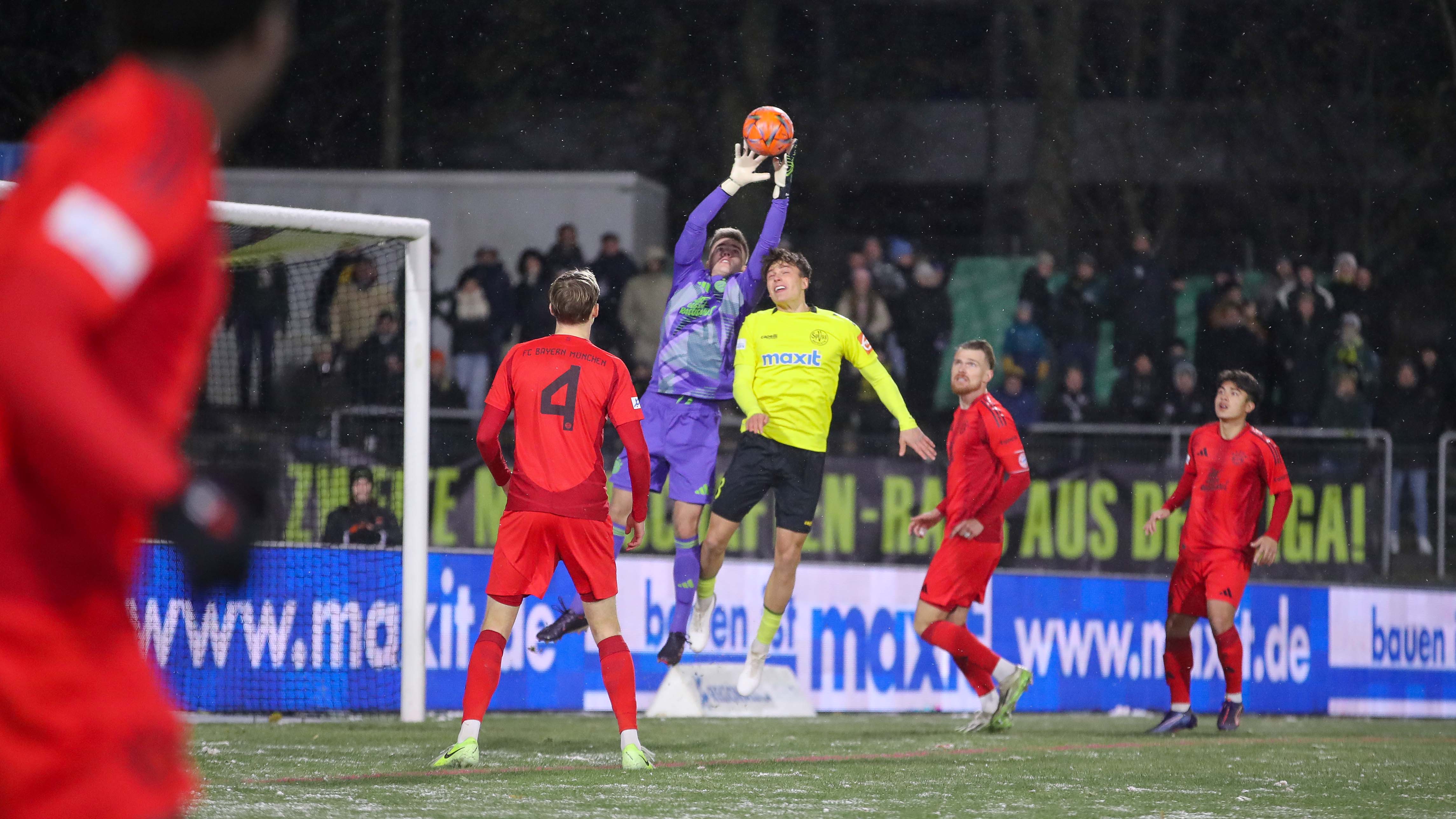 Benjamin Ballis, Torwart der FC Bayern Amateure, fängt eine Flanke ab