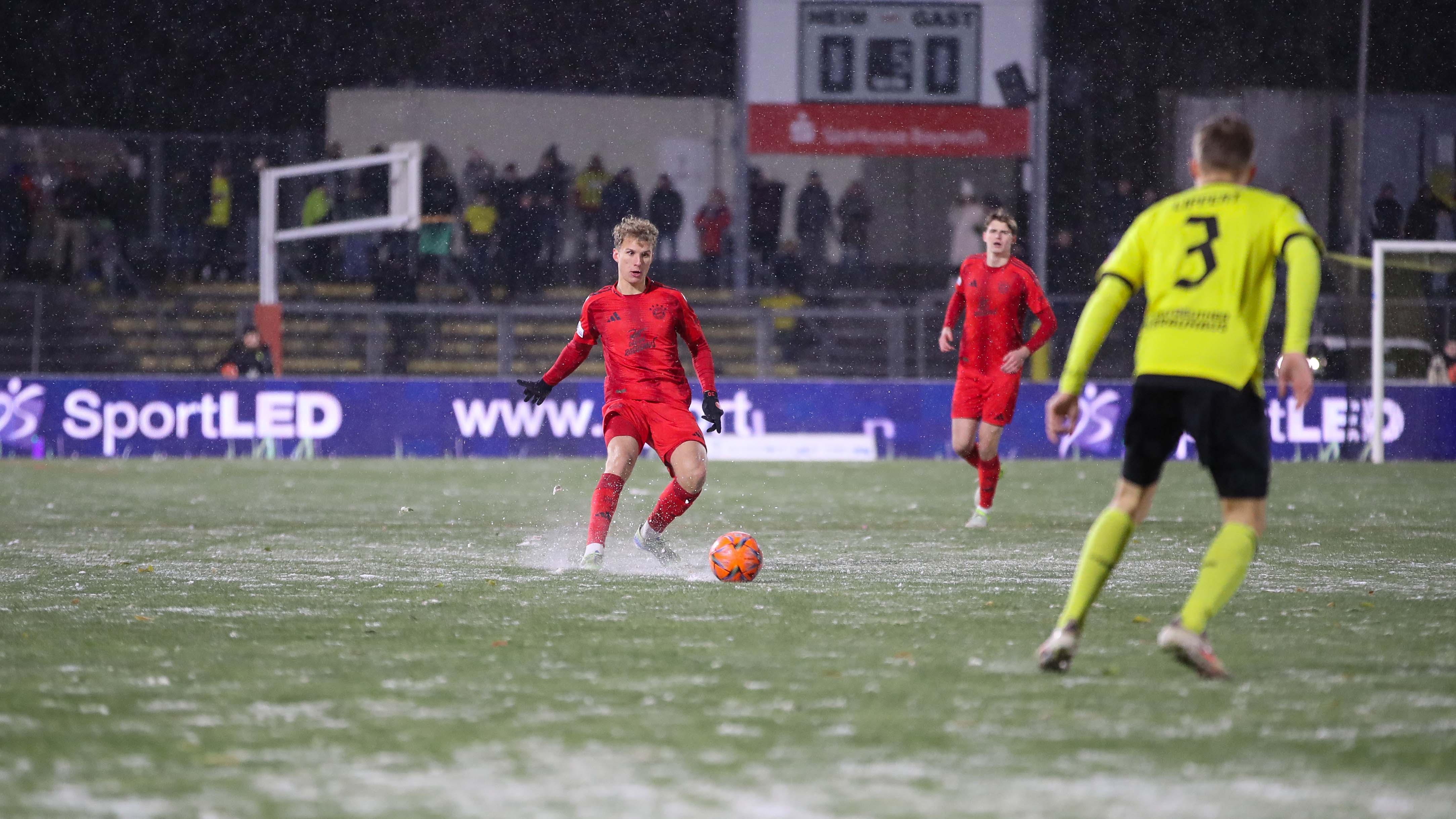 Kurt Rüger von den FC Bayern Amateuren am Ball.