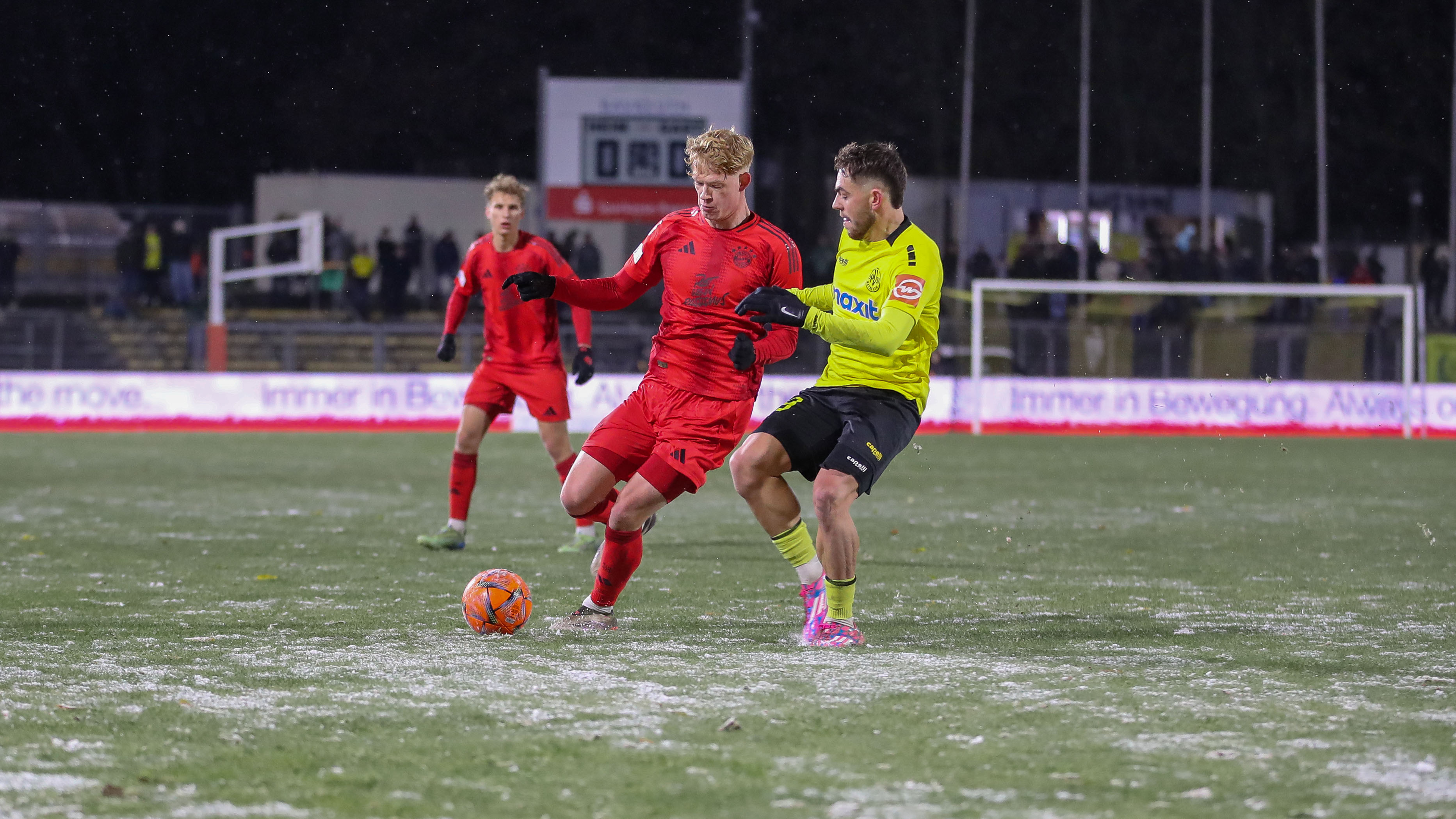 Lennard Becker vom FC Bayern im Zweikampf