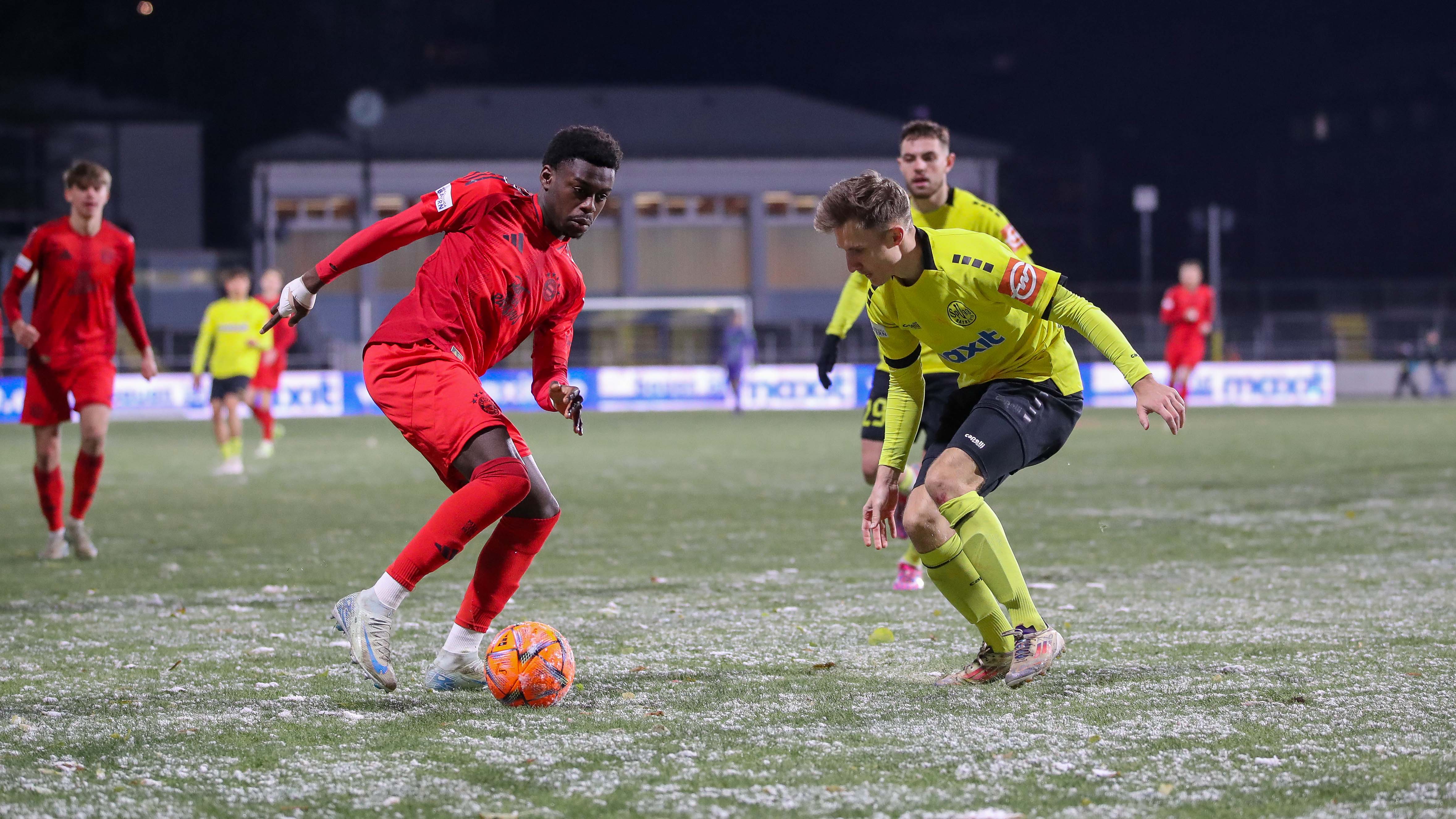 Noel Aseko Nkili von den FC Bayern Amateuren im Spiel in Bayreuth.