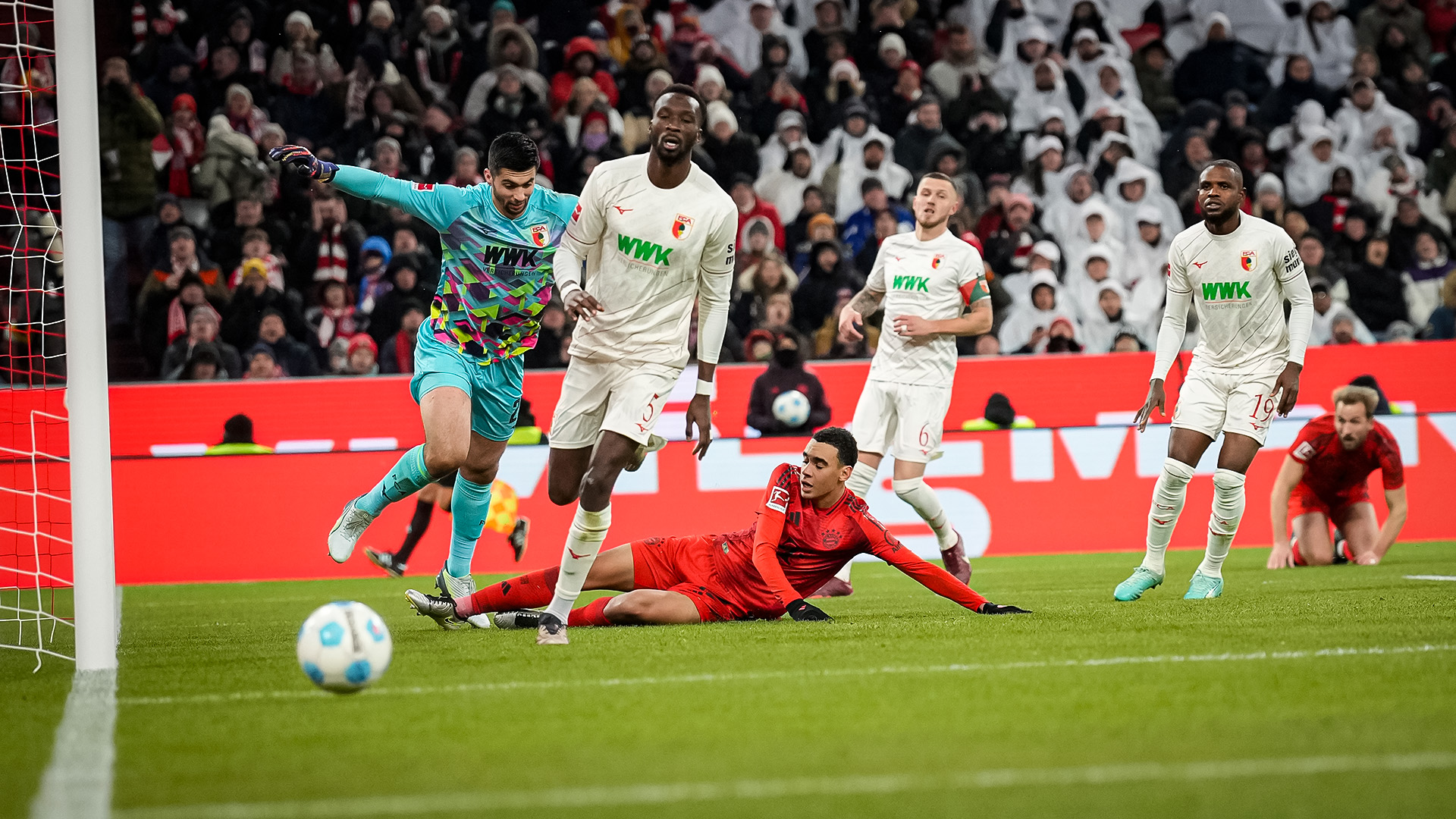 Spielszene aus dem Bundesliga-Duell FC Bayern gegen FC Augsburg