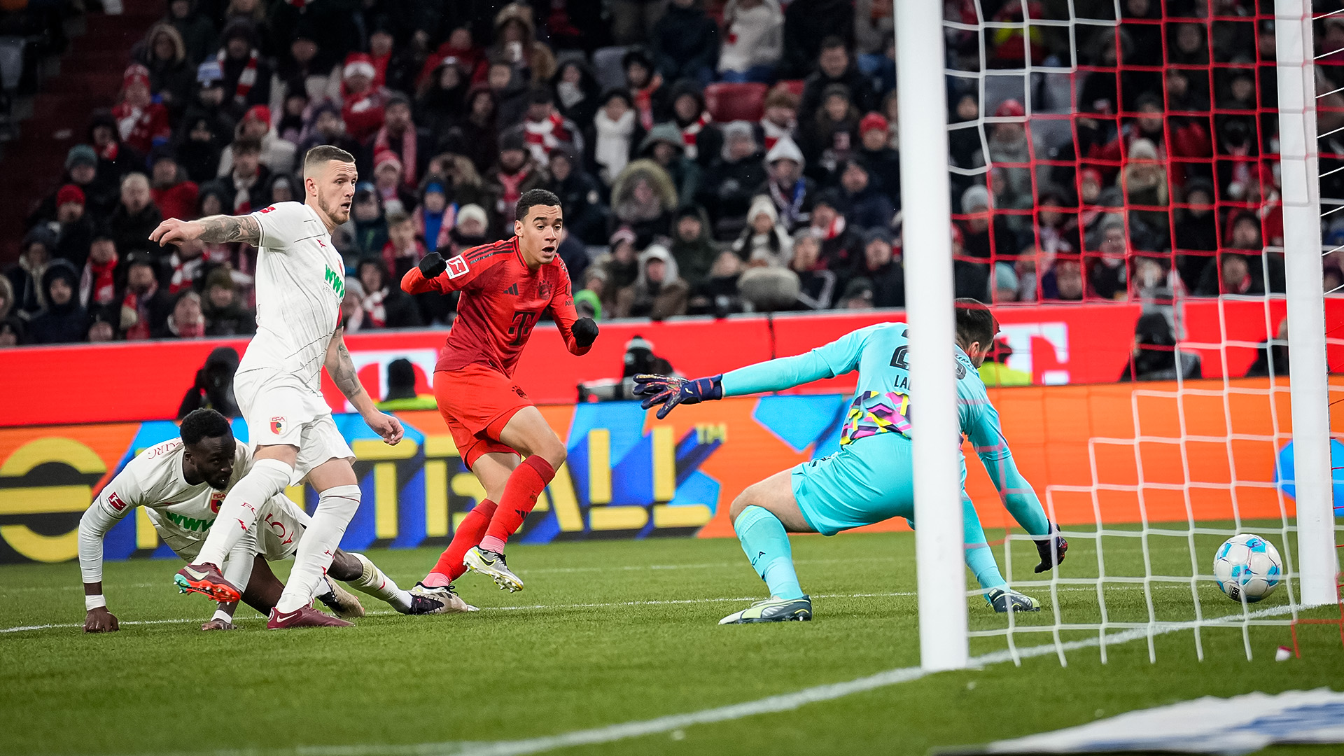 Spielszene aus dem Bundesliga-Duell FC Bayern gegen FC Augsburg