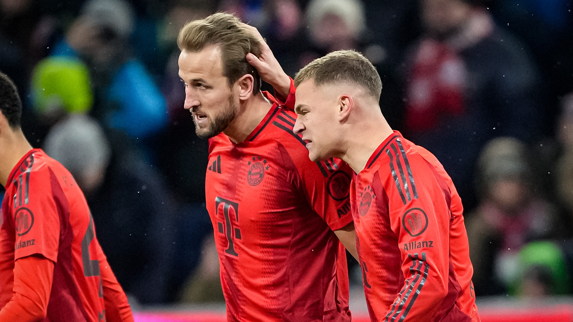 Harry Kane und Joshua Kimmich bejubeln ein Tor gegen Augsburg