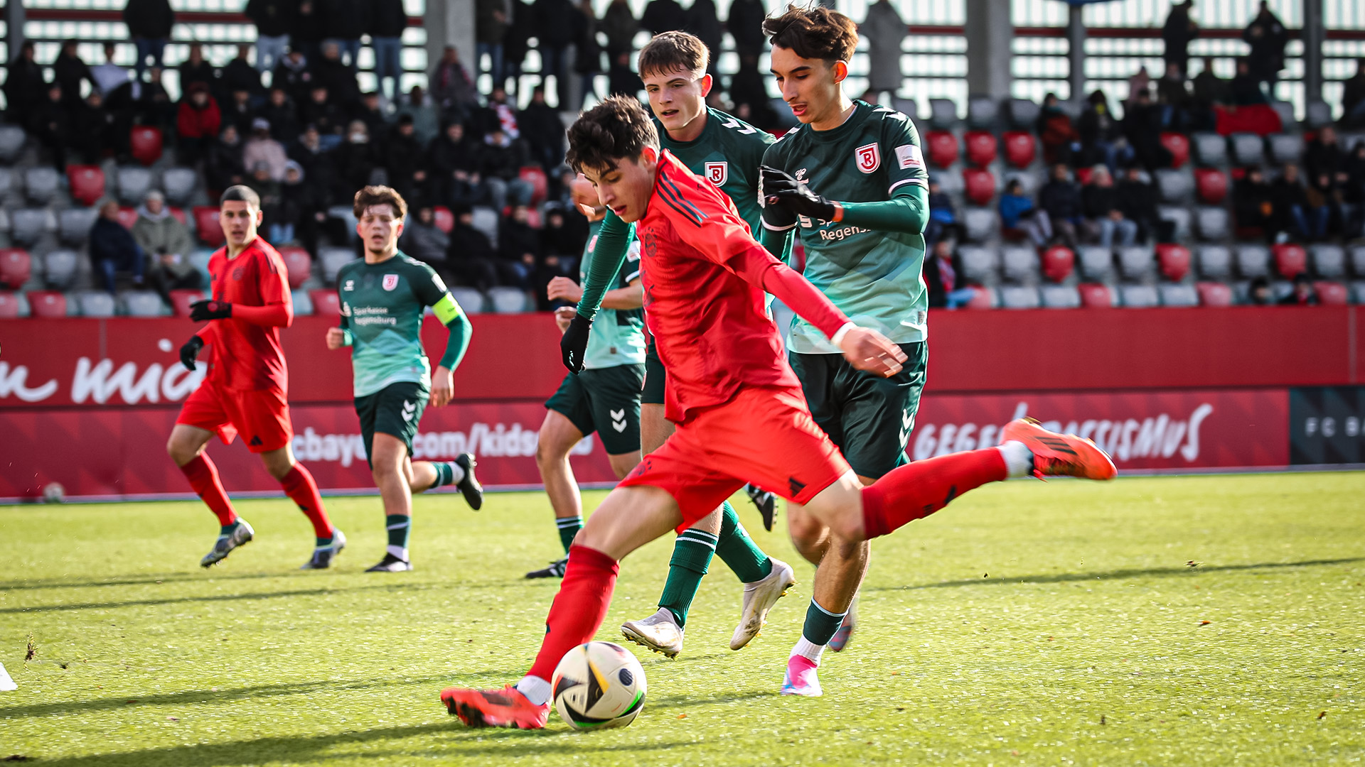 Deniz Ofli, im Spiel der FC Bayern U19 gegen den SSV Jahn Regensburg