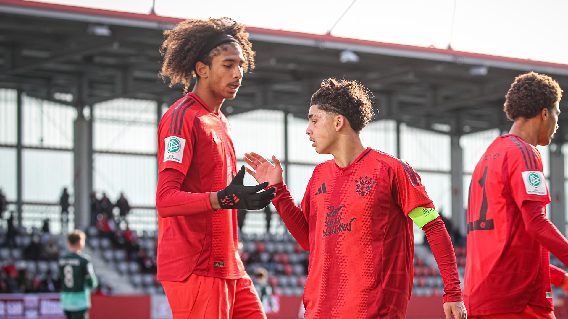 Jussef Nasrawe, Noah Codjo-Evora, Jubel,  im Spiel der FC Bayern U19 gegen den SSV Jahn Regensburg