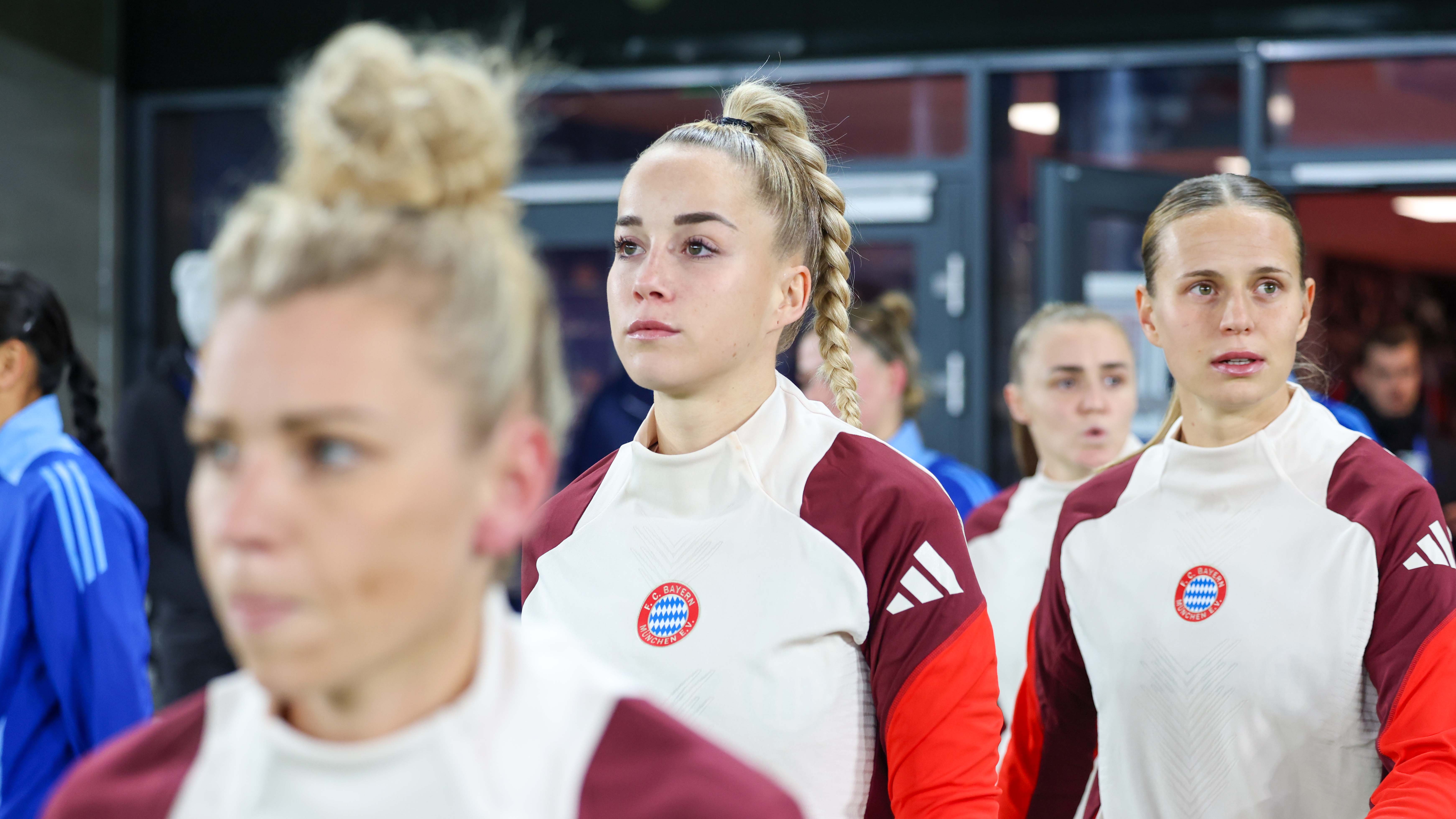 Giulia Gwinn beim Einlaufen in das Stadion vor dem Spiel gegen Oslo.