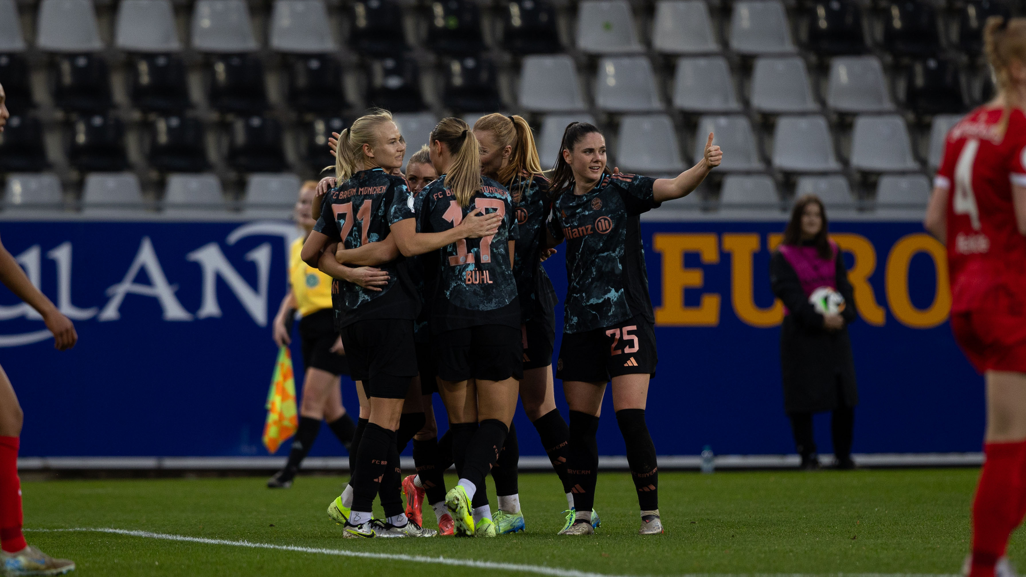 Team, celebrations, FC Bayern Women away to SC Freiburg