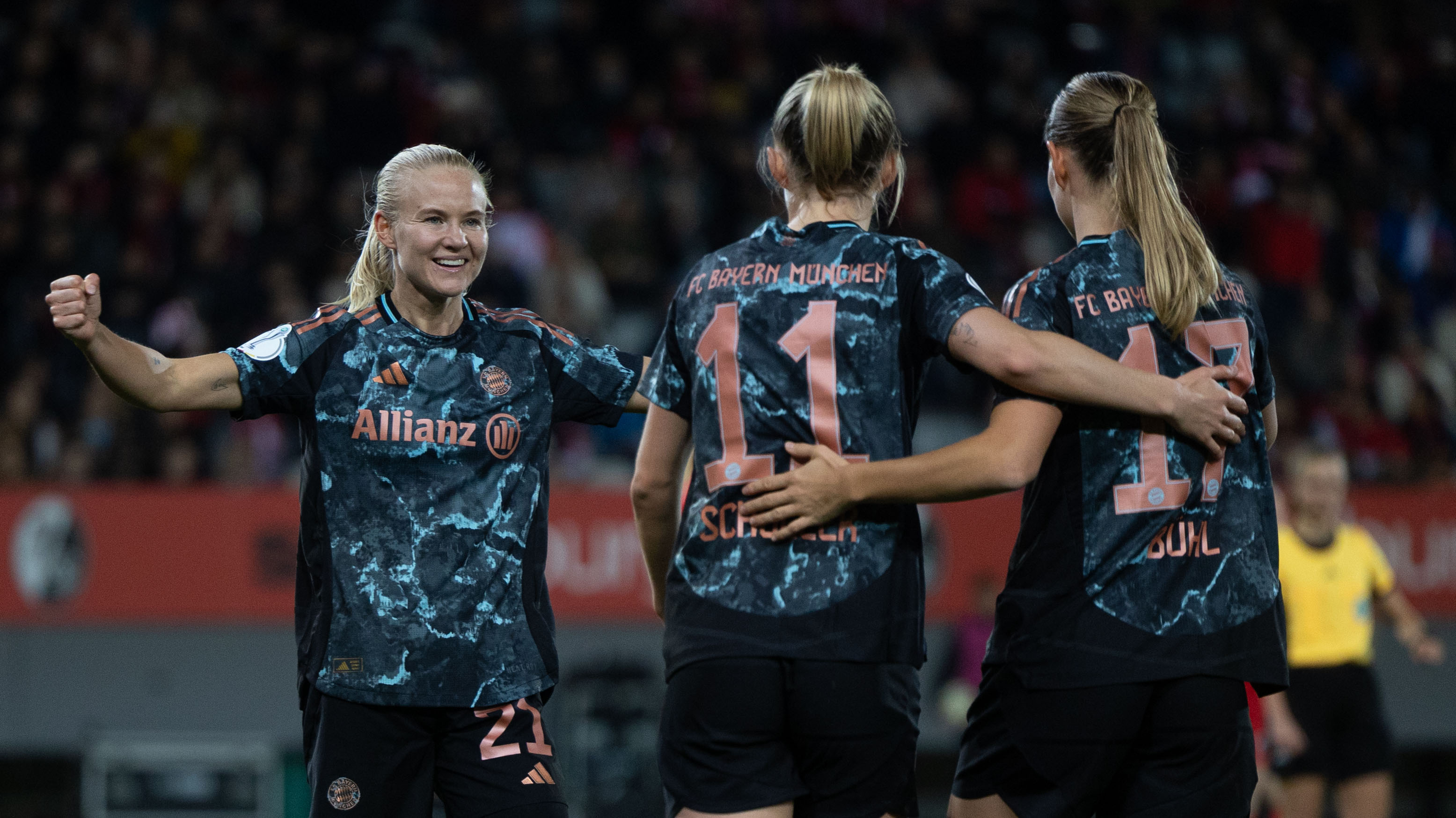 Jubel bei den FC Bayern Frauen nach einem Tor in Freiburg