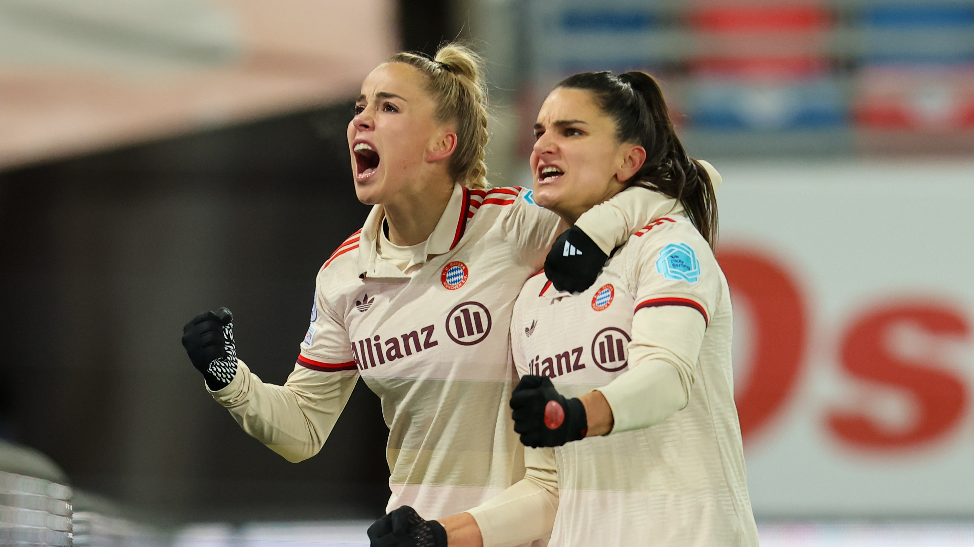 Die FC Bayern Frauen applaudieren ihren Fans nach dem Spiel in Oslo.