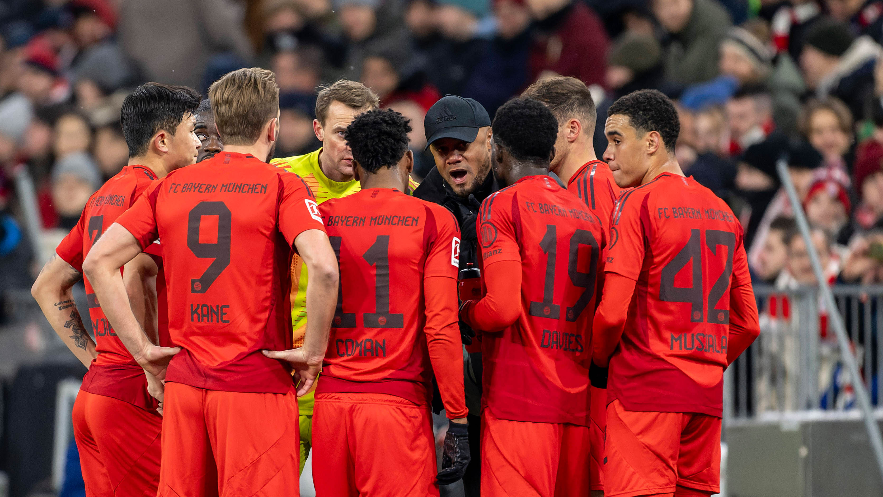 FC Bayern-Trainer Vincent Kompany gibt seinen Spielern Anweisungen am Seitenrand.