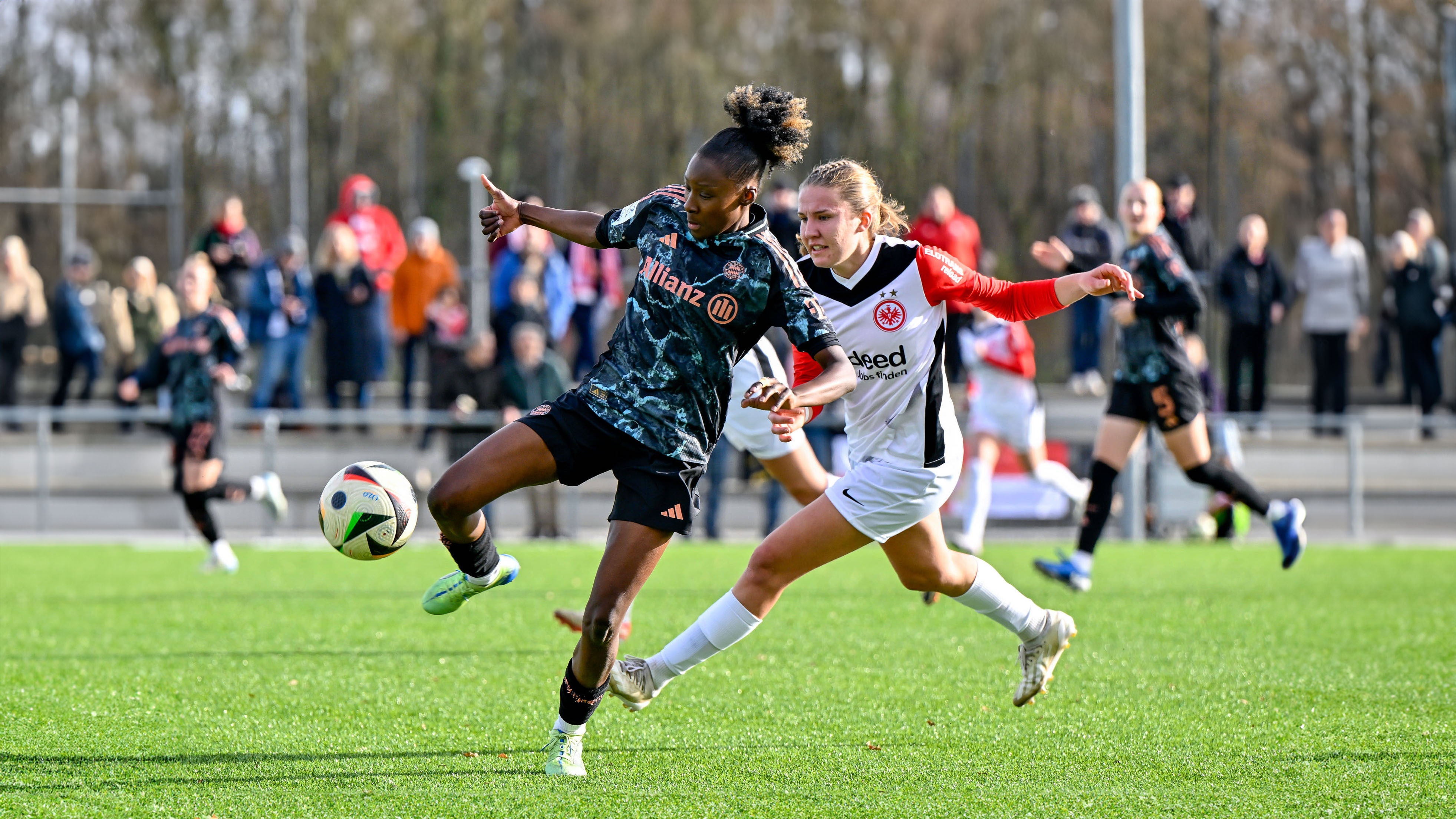 FC Bayern Frauen-Spielerin Magou Doucouré mit dem Ball am Fuß im Spiel gegen Eintracht Frankfurt II.