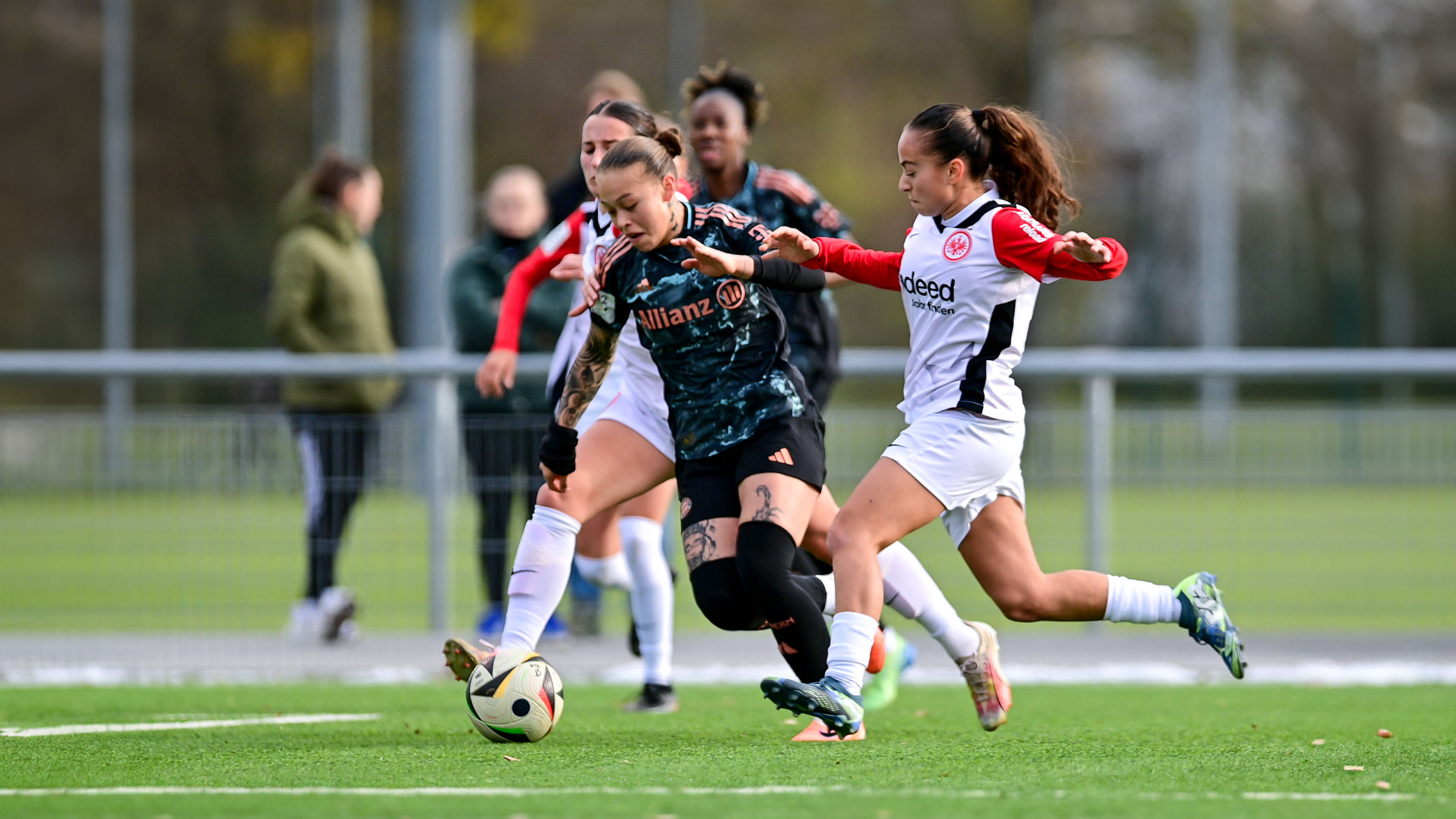 Ana María Guzmán mit dem Ball am Fuß im Spiel gegen Eintracht Frankfurt II.