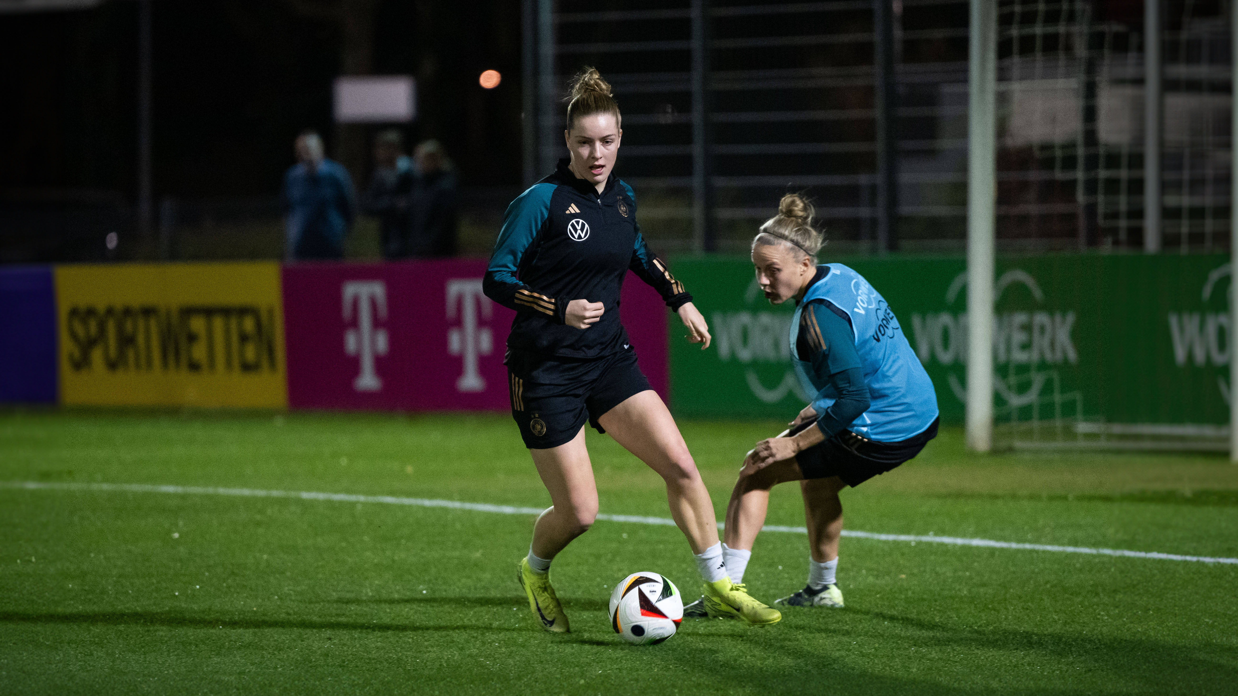 Alara Şehitler im Trikot der deutschen Nationalmannschaft auf dem Spielfeld.