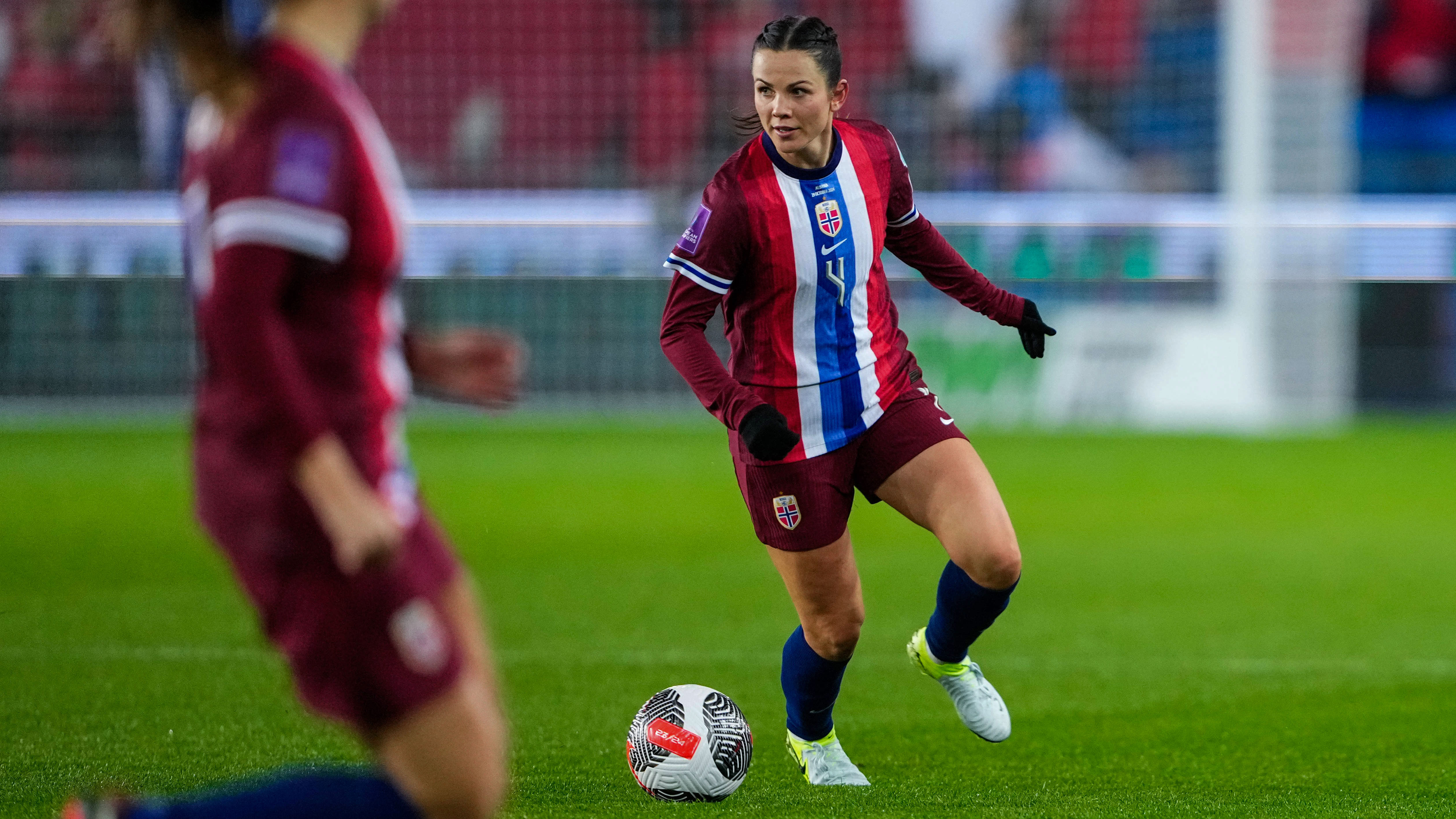 Tuva Hansen im Trikot der norwegischen Nationalmannschaft  mit dem Ball am Fuß.